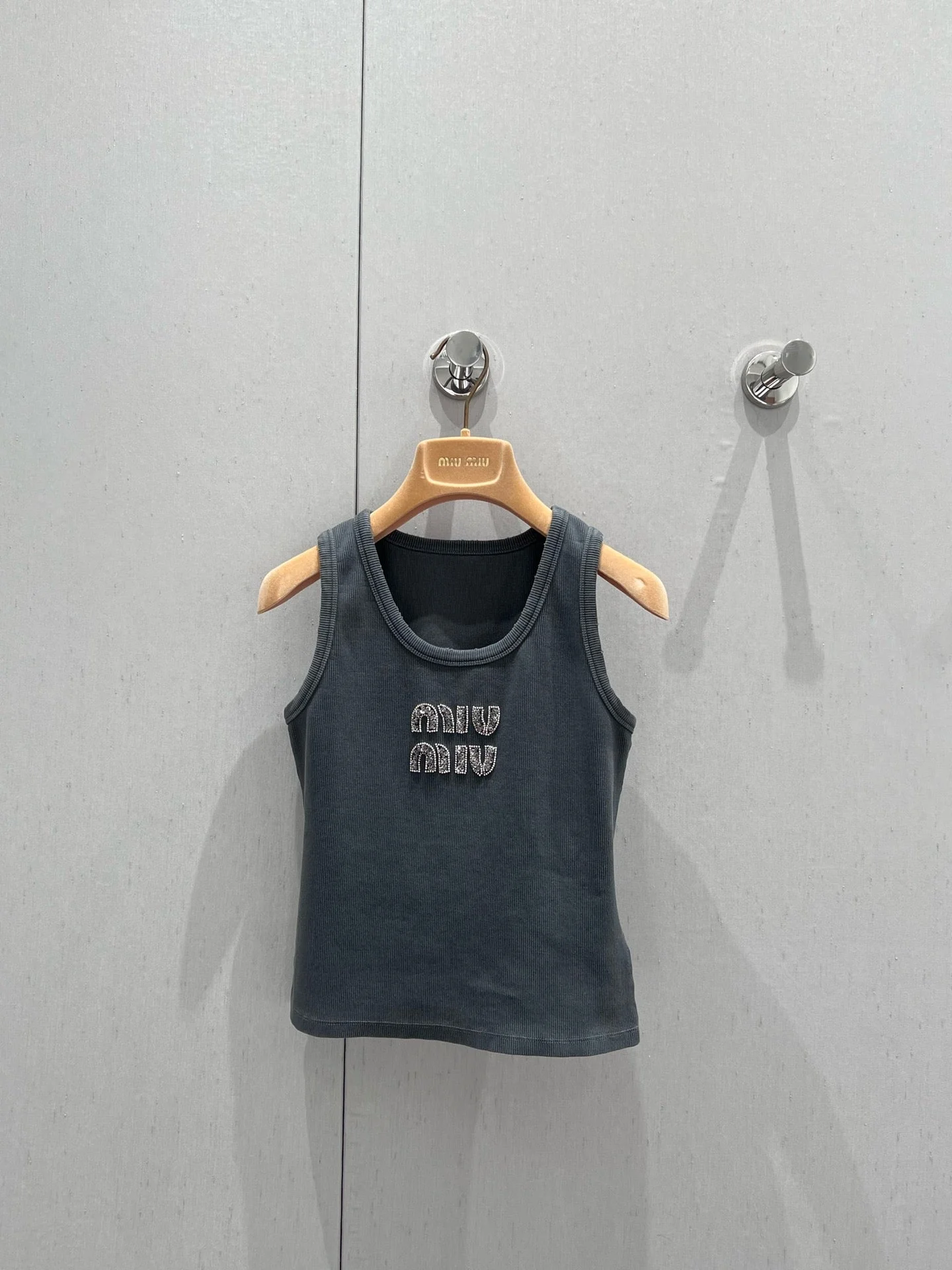 Rhinestone beaded logo letter logo vest - Ultra-Collectible