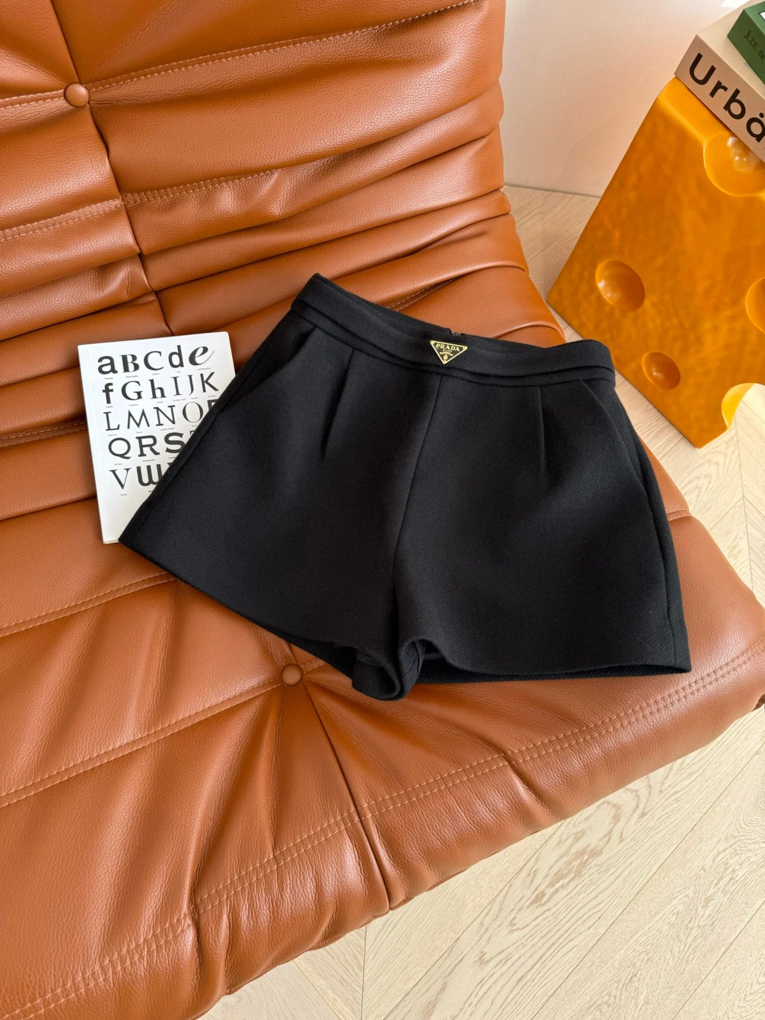 Triangle logo decorated woolen shorts - Ultra-Collectible