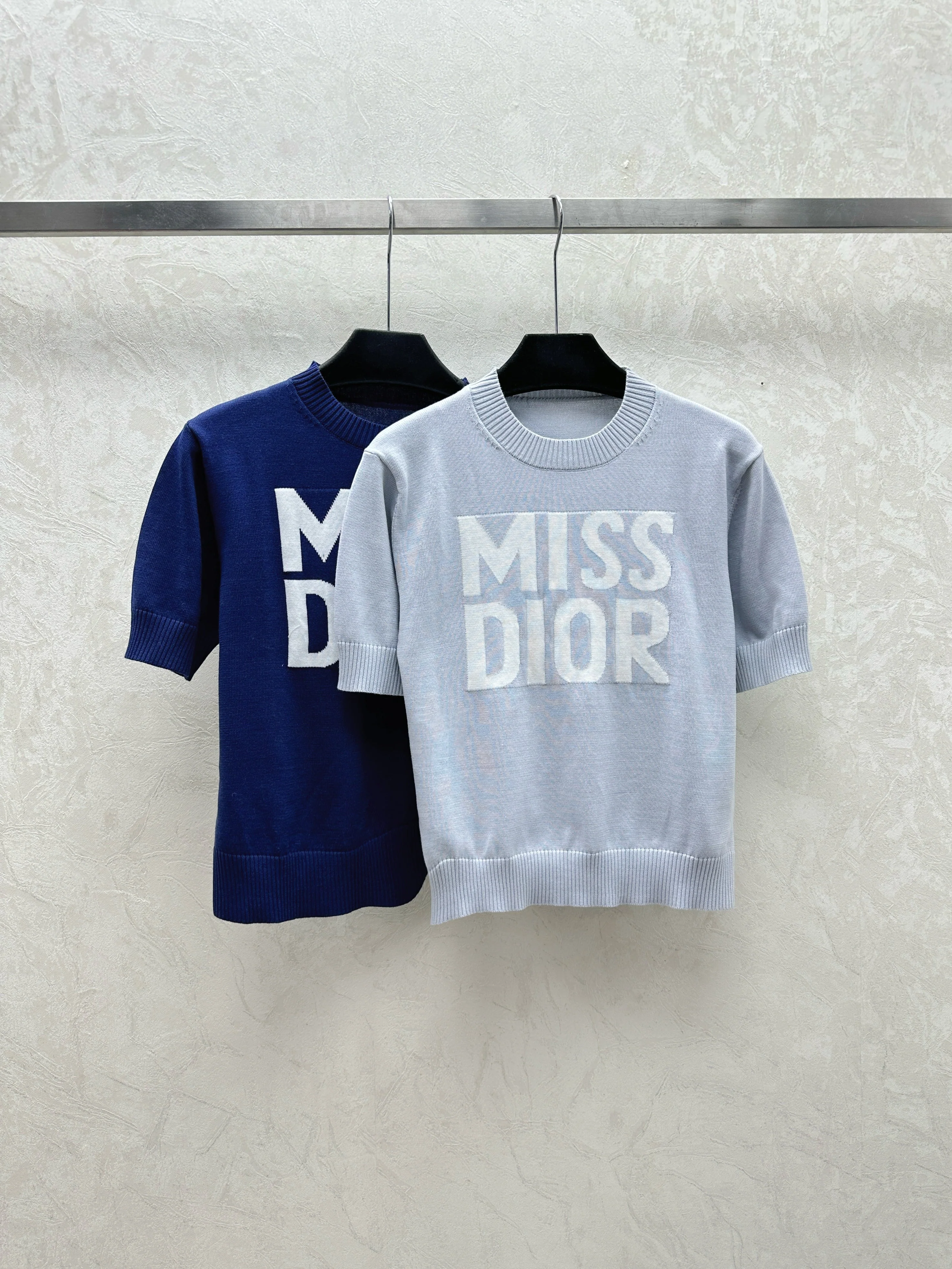 Simple contrast color knitted round neck short-sleeved top - Ultra-Collectible