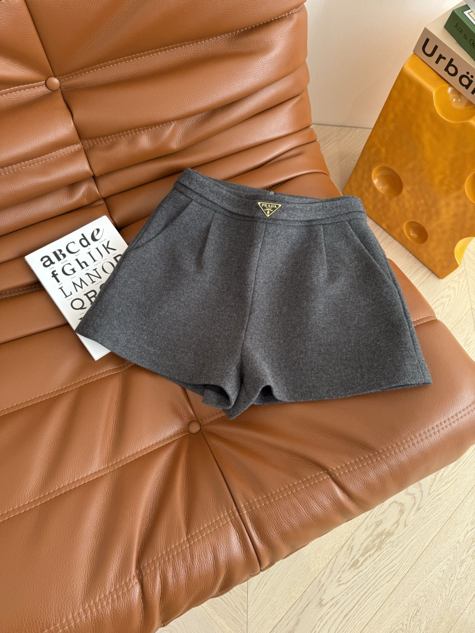 Triangle logo decorated woolen shorts - Ultra-Collectible