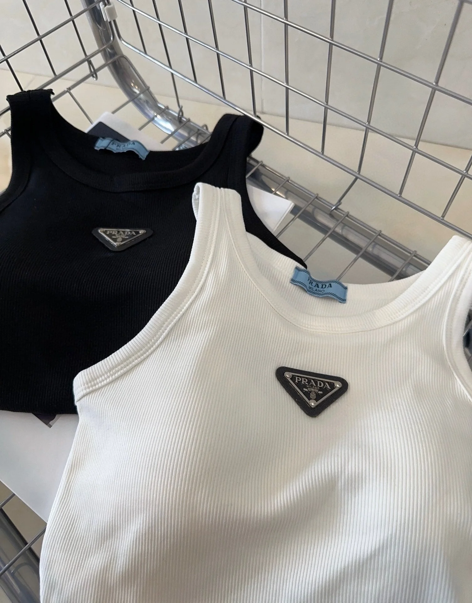 Solid color knitted vest - Ultra-Collectible