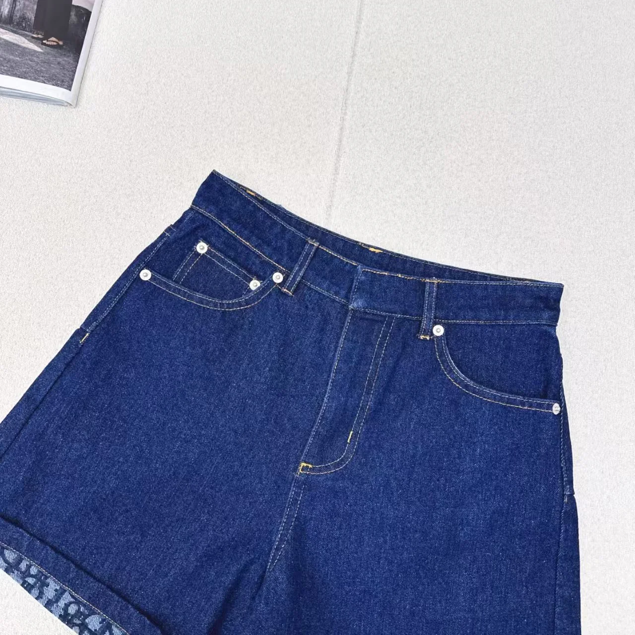 Latest style hem denim shorts with logo inside - Ultra-Collectible