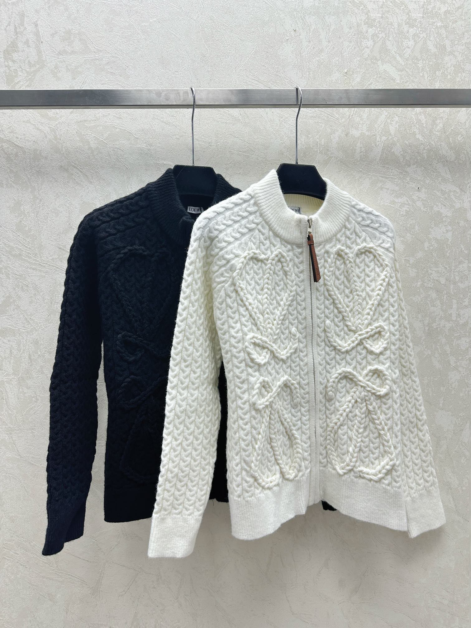 Solid color woven zippered long-sleeved top - Ultra-Collectible