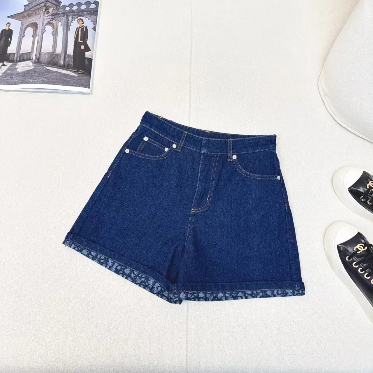 Latest style hem denim shorts with logo inside - Ultra-Collectible