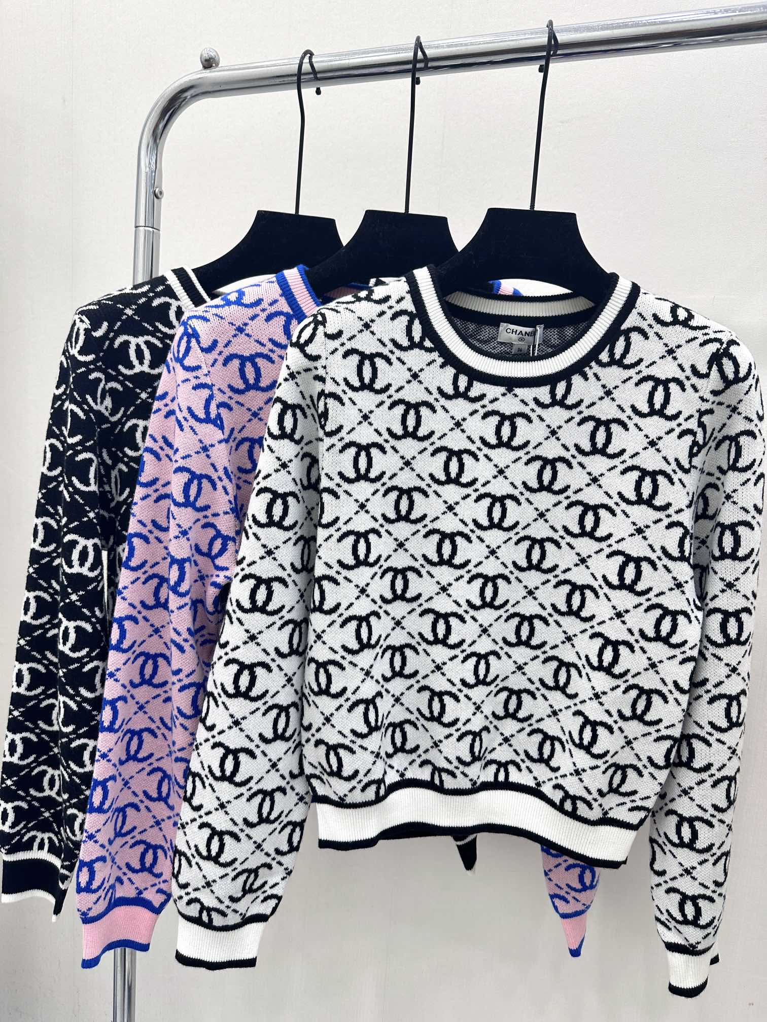 Argyle jacquard knit crew neck long-sleeve top - Ultra-Collectible