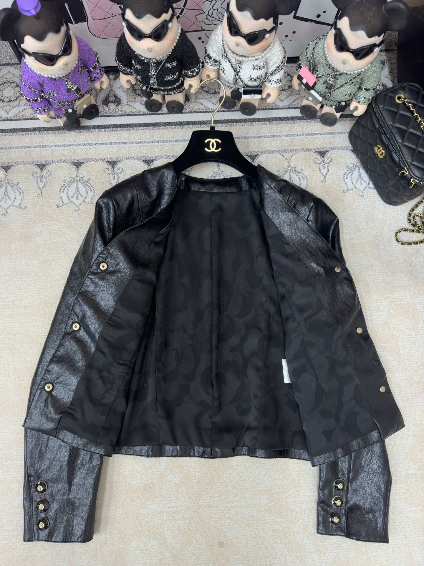 V-neck leather jacket - Ultra-Collectible