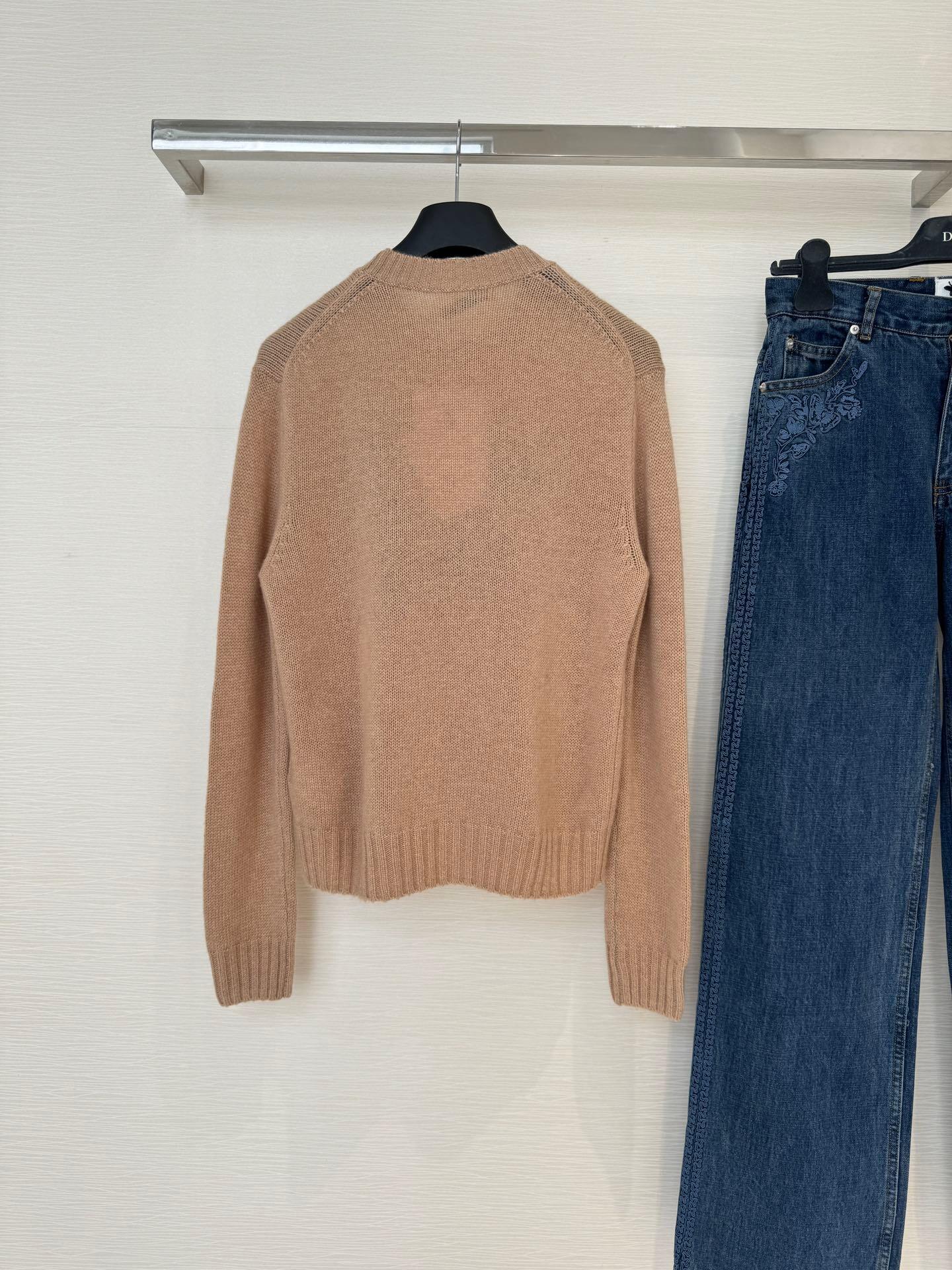 Large logo long sleeve sweater - Ultra-Collectible