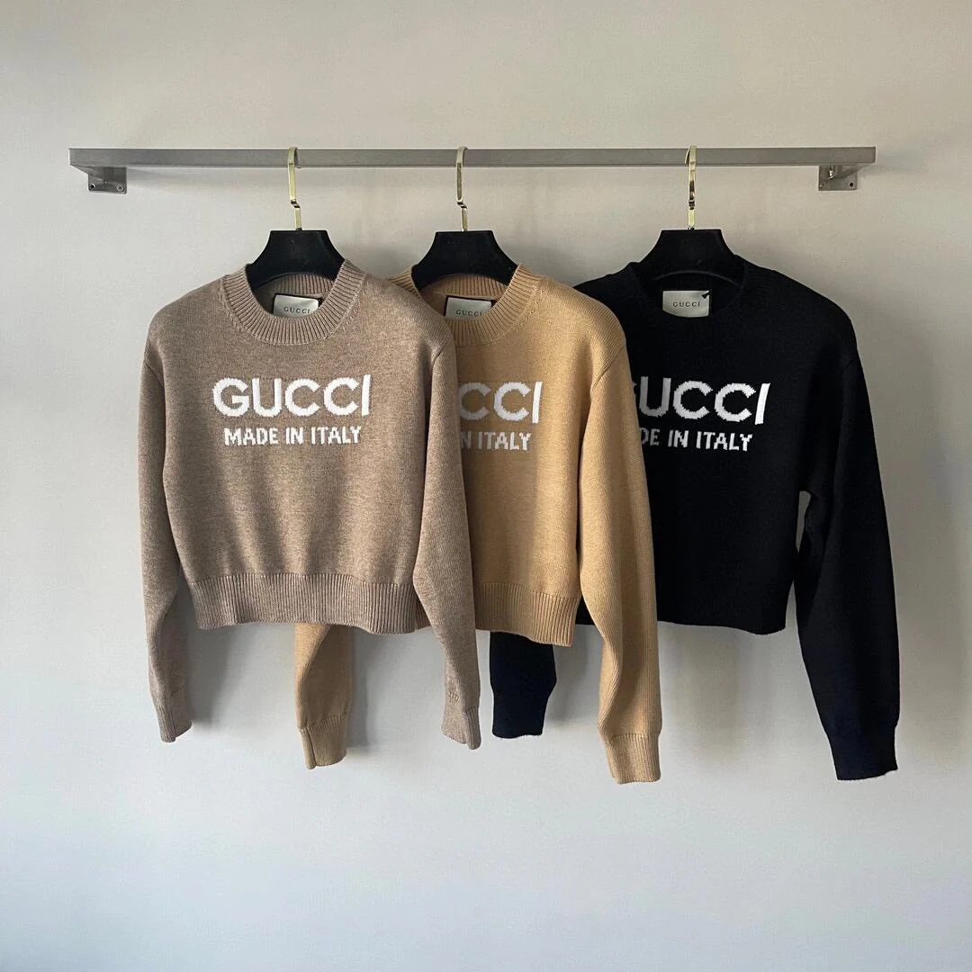 Classic and versatile knitted sweater with chest logo - Ultra-Collectible