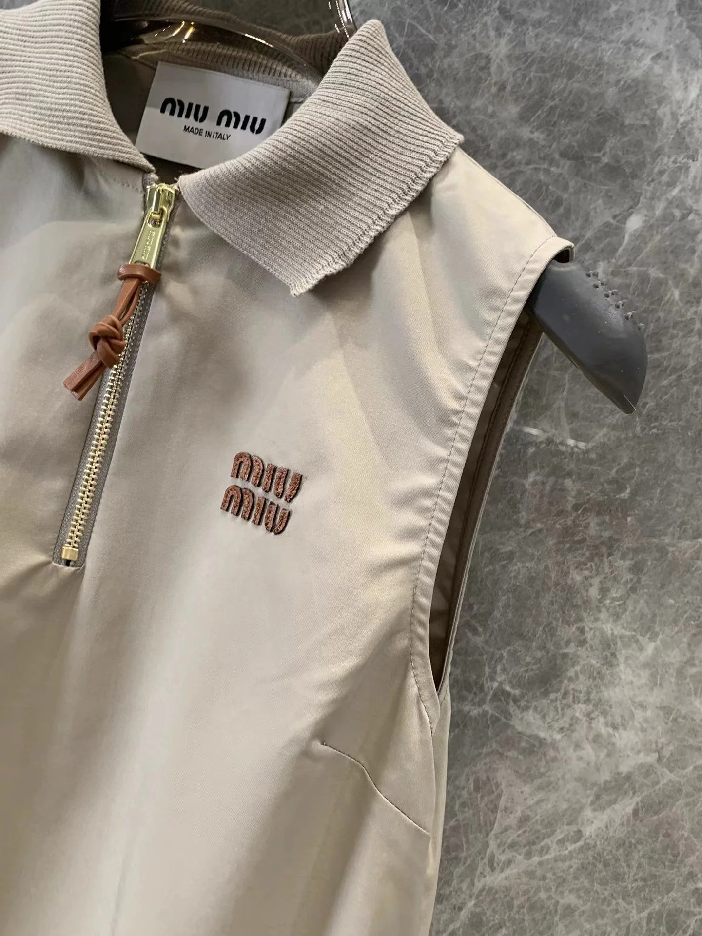 New lapel half zipper micro logo vest dress - Ultra-Collectible