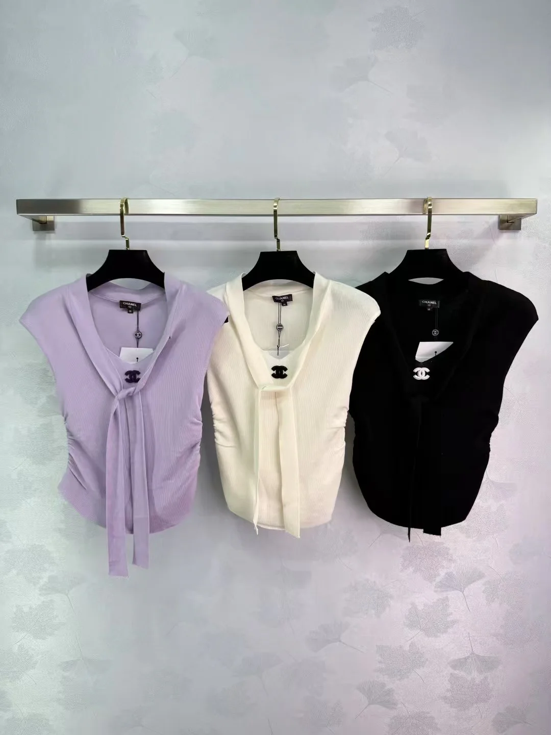 Pleated V-neck knitted vest - Ultra-Collectible