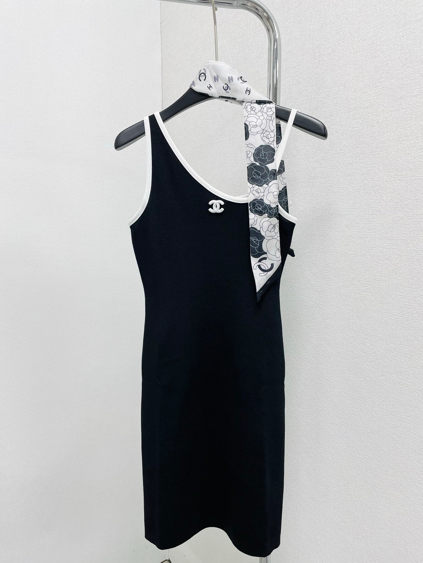 Off-shoulder suspender skirt - Ultra-Collectible