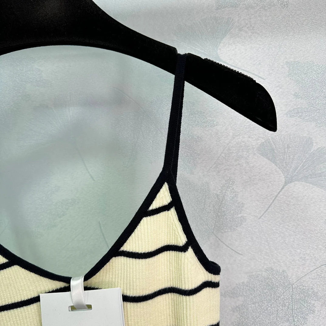 Minimalist striped knitted vest - Ultra-Collectible