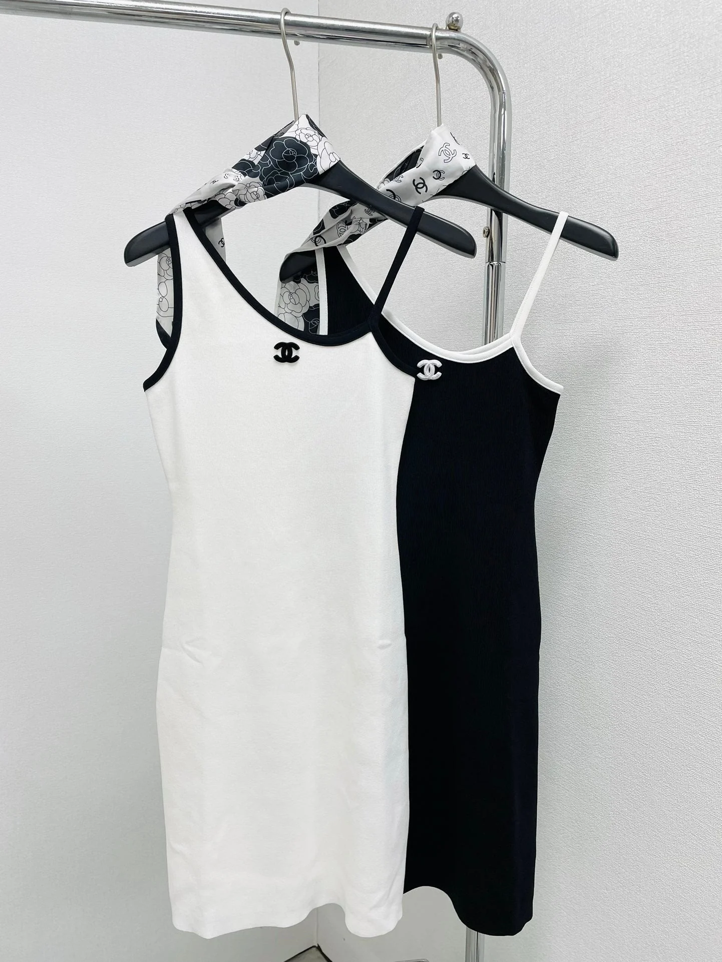 Off-shoulder suspender skirt - Ultra-Collectible