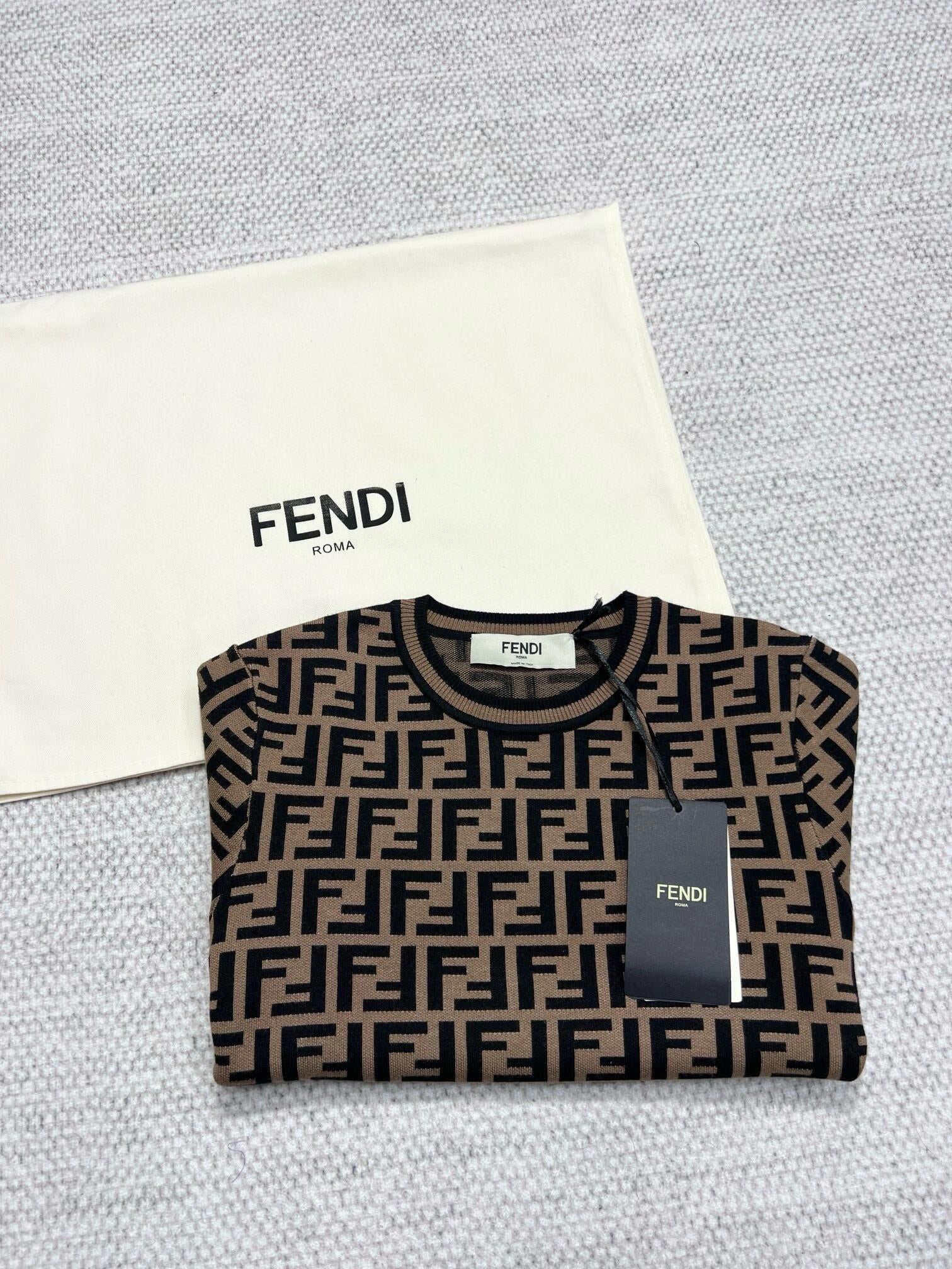 Lettering short-sleeved sweater - Ultra-Collectible