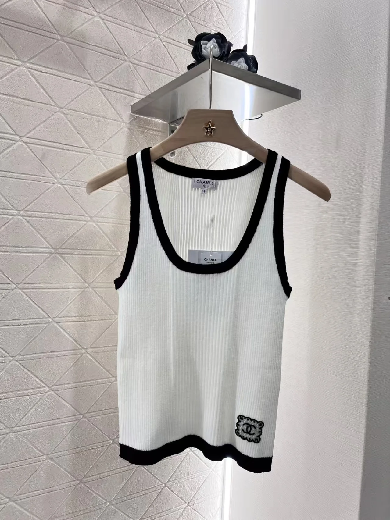 25ss Contrast-color knit vest with hem - Ultra-Collectible