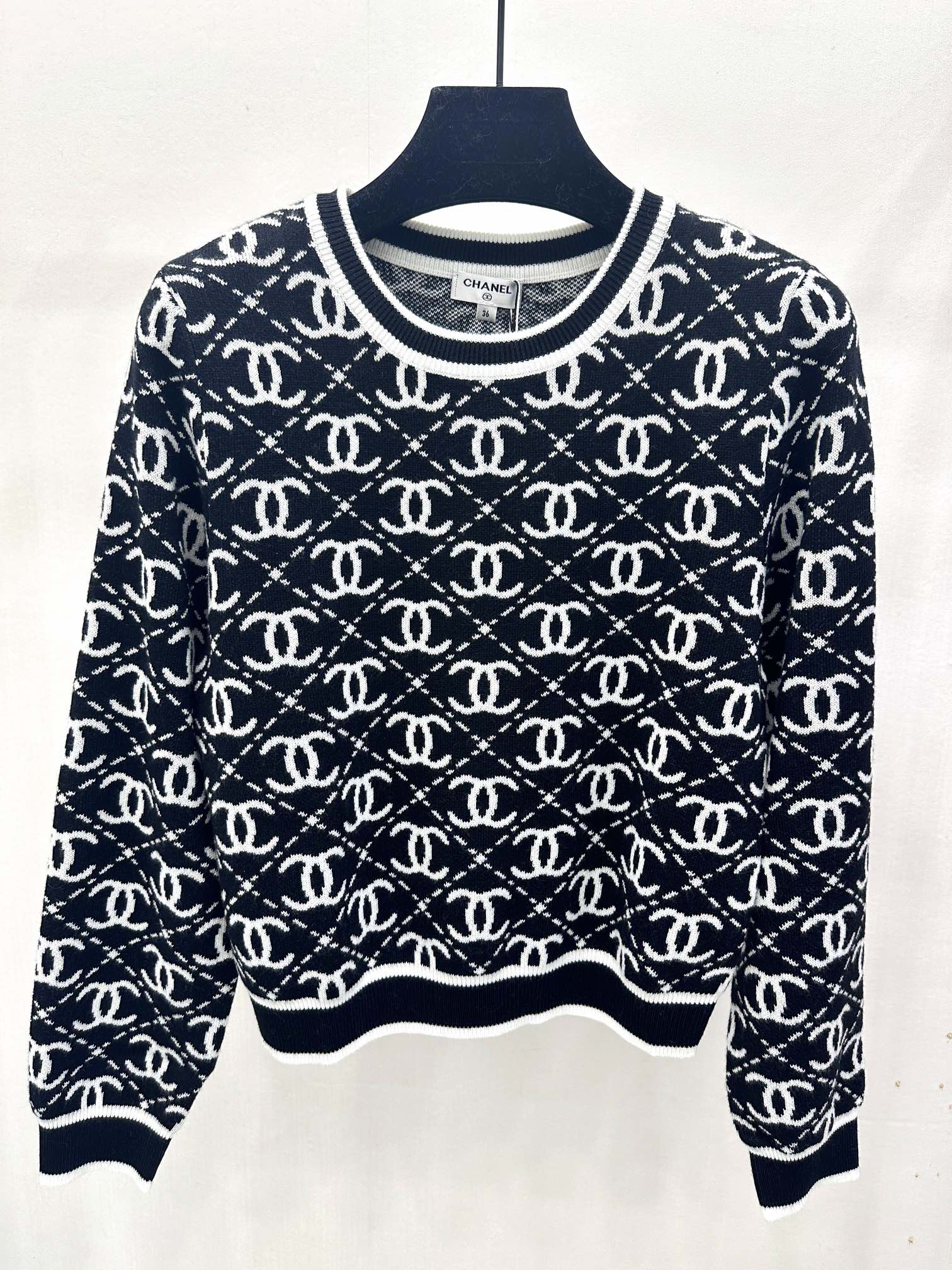 Argyle jacquard knit crew neck long-sleeve top - Ultra-Collectible