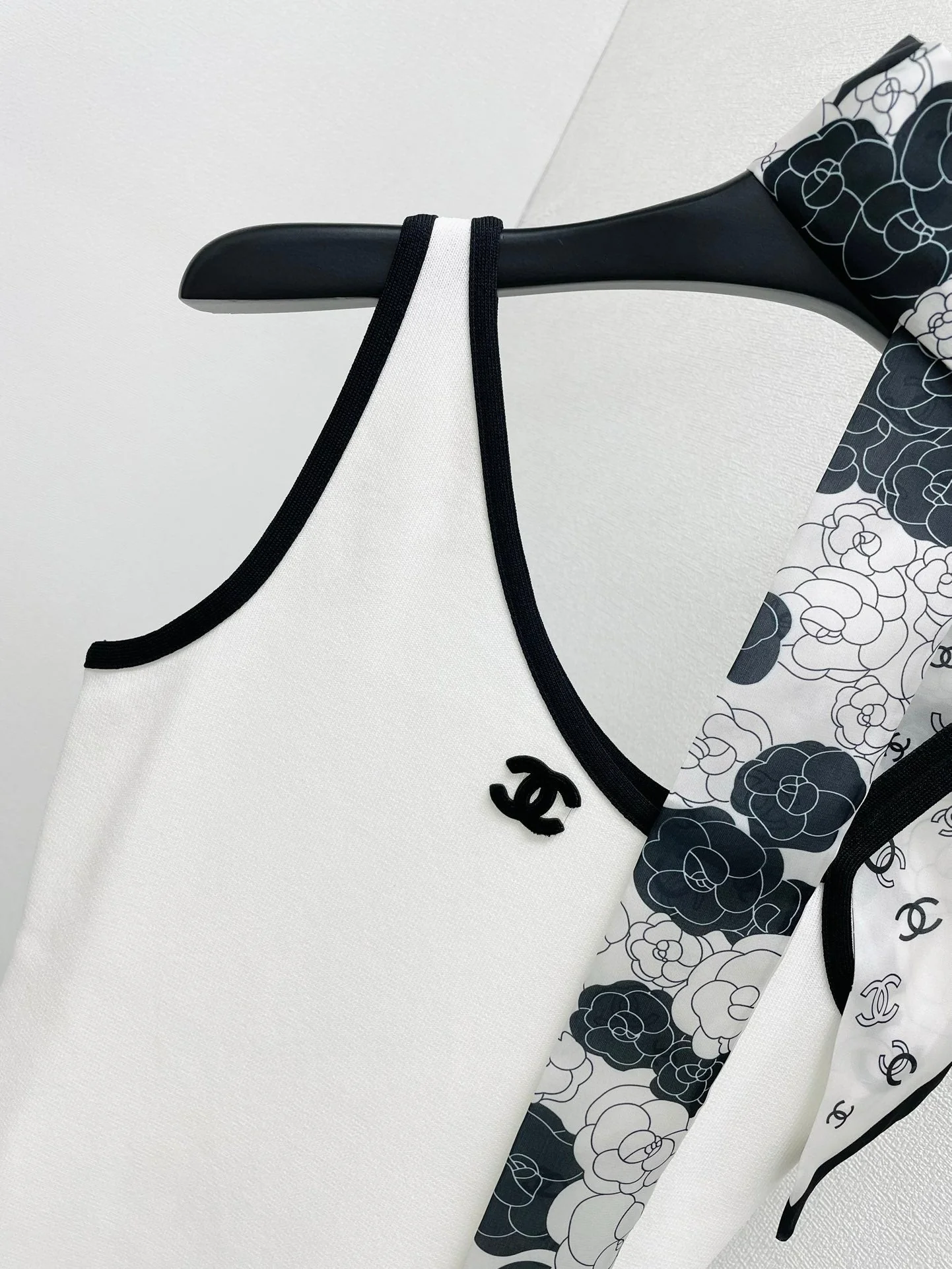 Off-shoulder suspender skirt - Ultra-Collectible