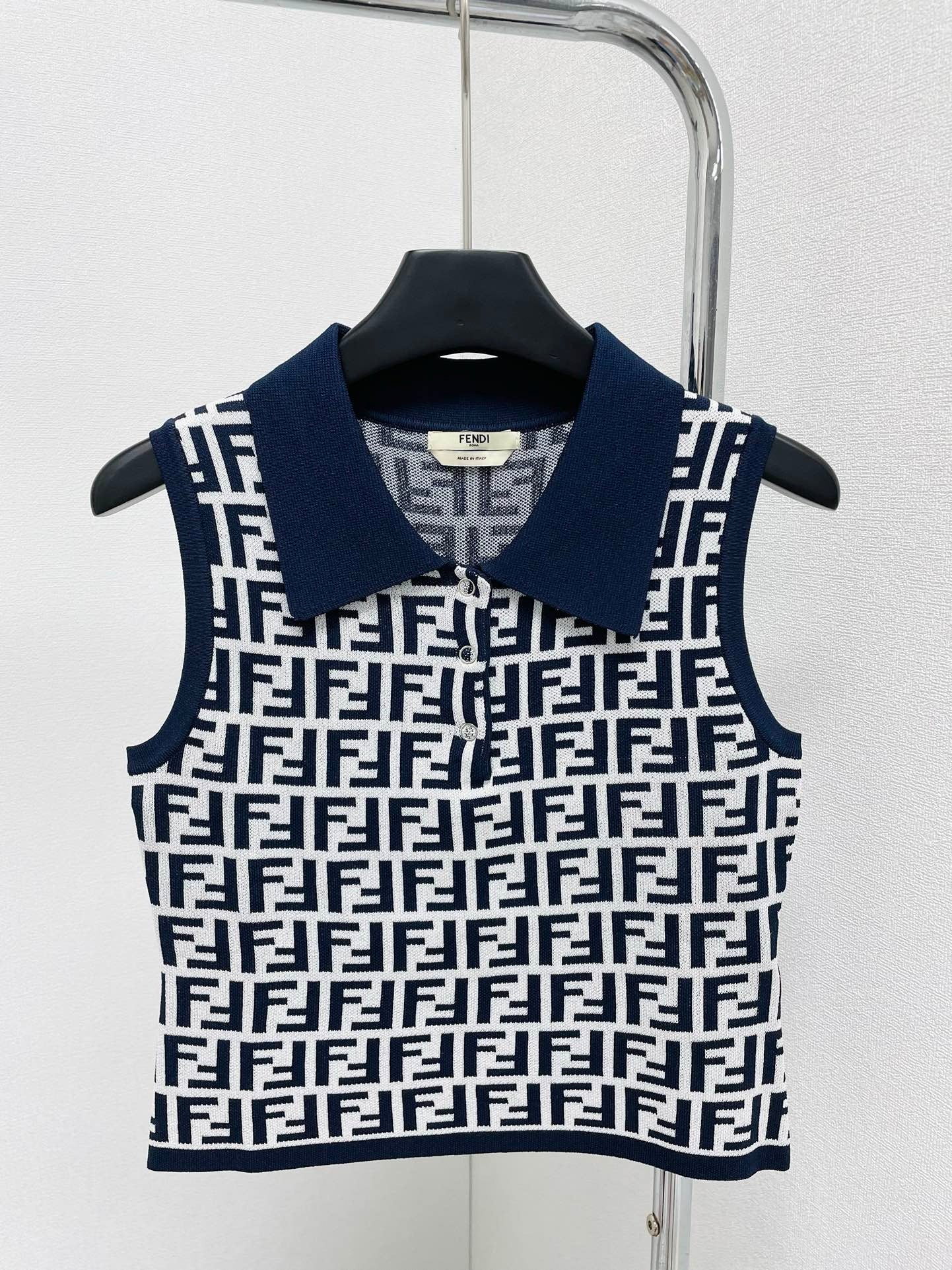 Polo collar vest - Ultra-Collectible