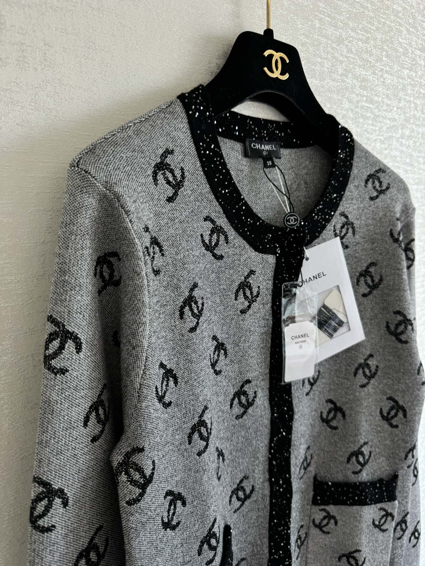 Contrast logo knitted cardigan long sleeves - Ultra-Collectible