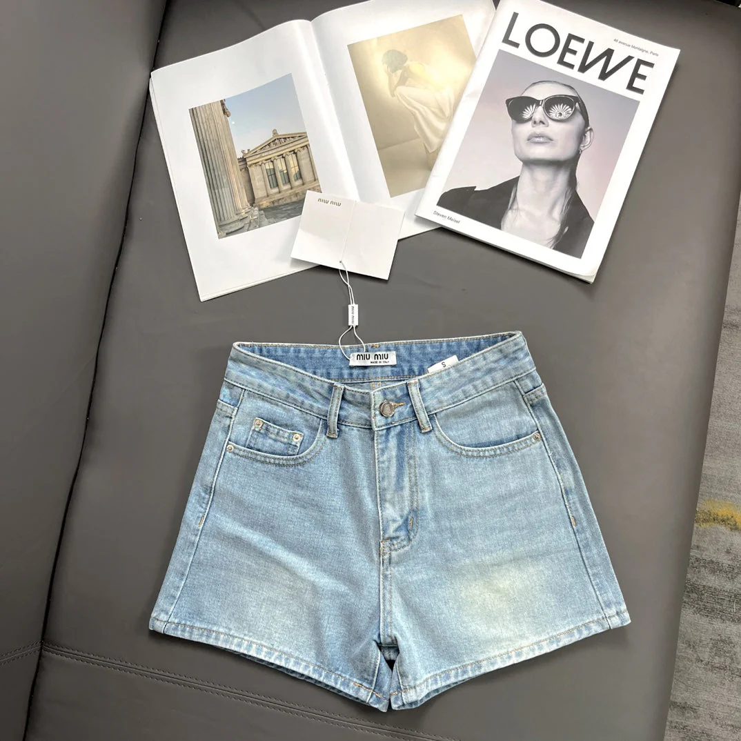 Denim shorts with back pocket embroidery - Ultra-Collectible