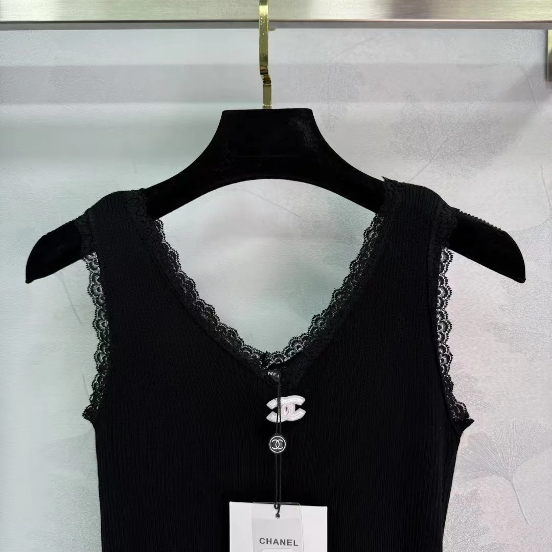 Knitted vest with lace collar and cuffs - Ultra-Collectible