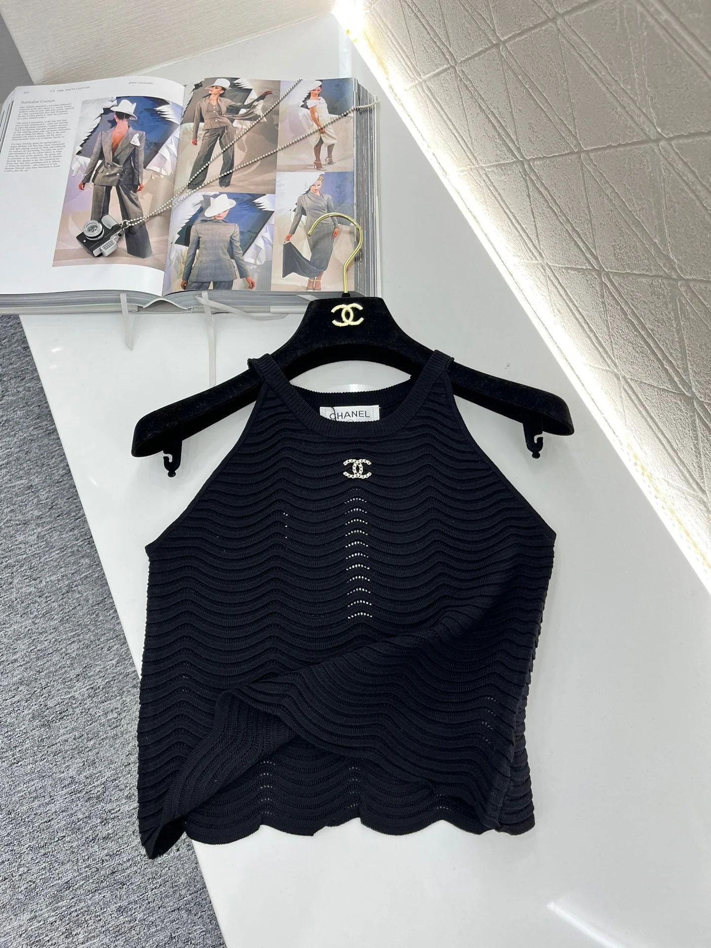 Hollow shoulder knitted vest - Ultra-Collectible