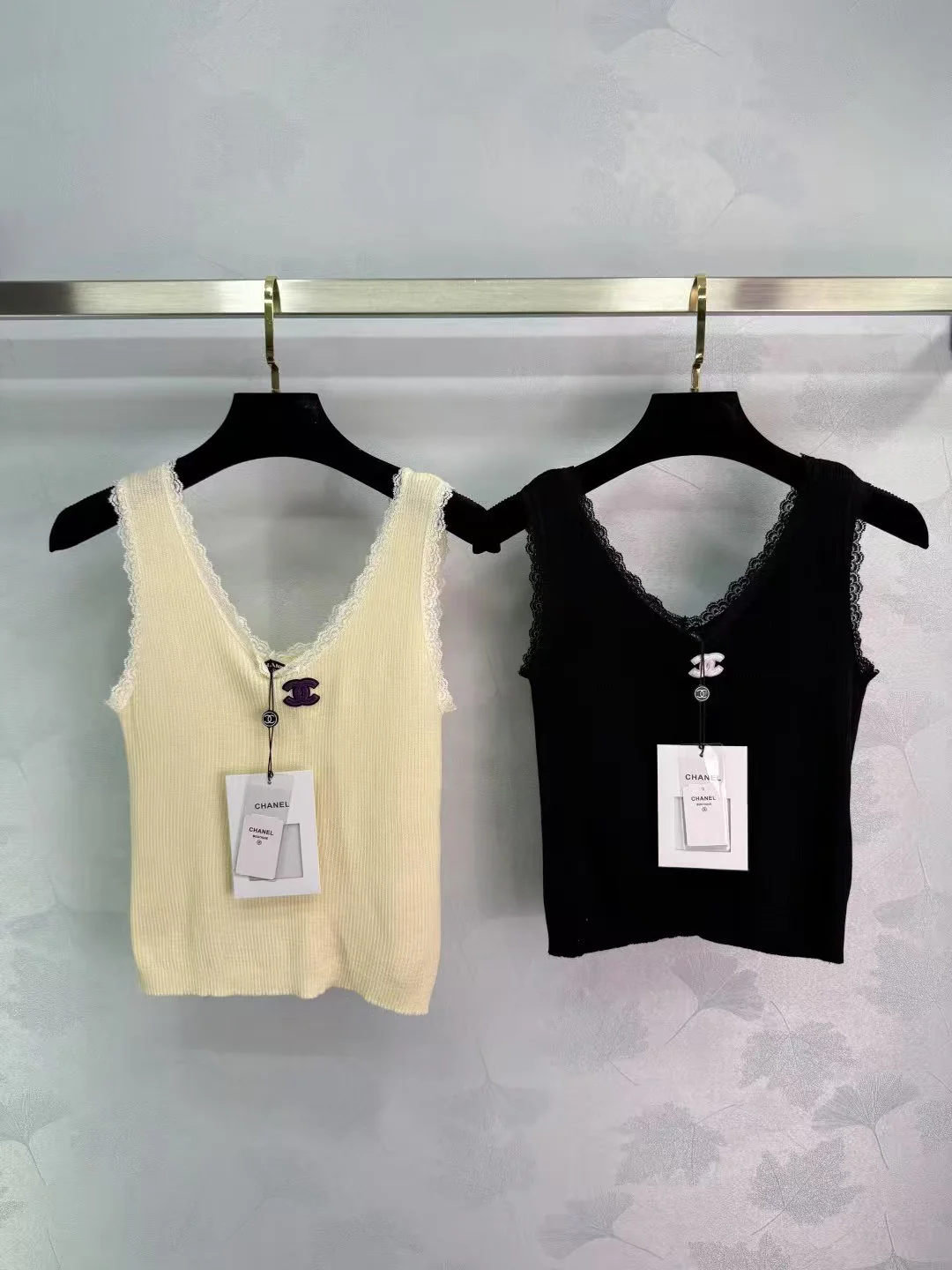 Knitted vest with lace collar and cuffs - Ultra-Collectible