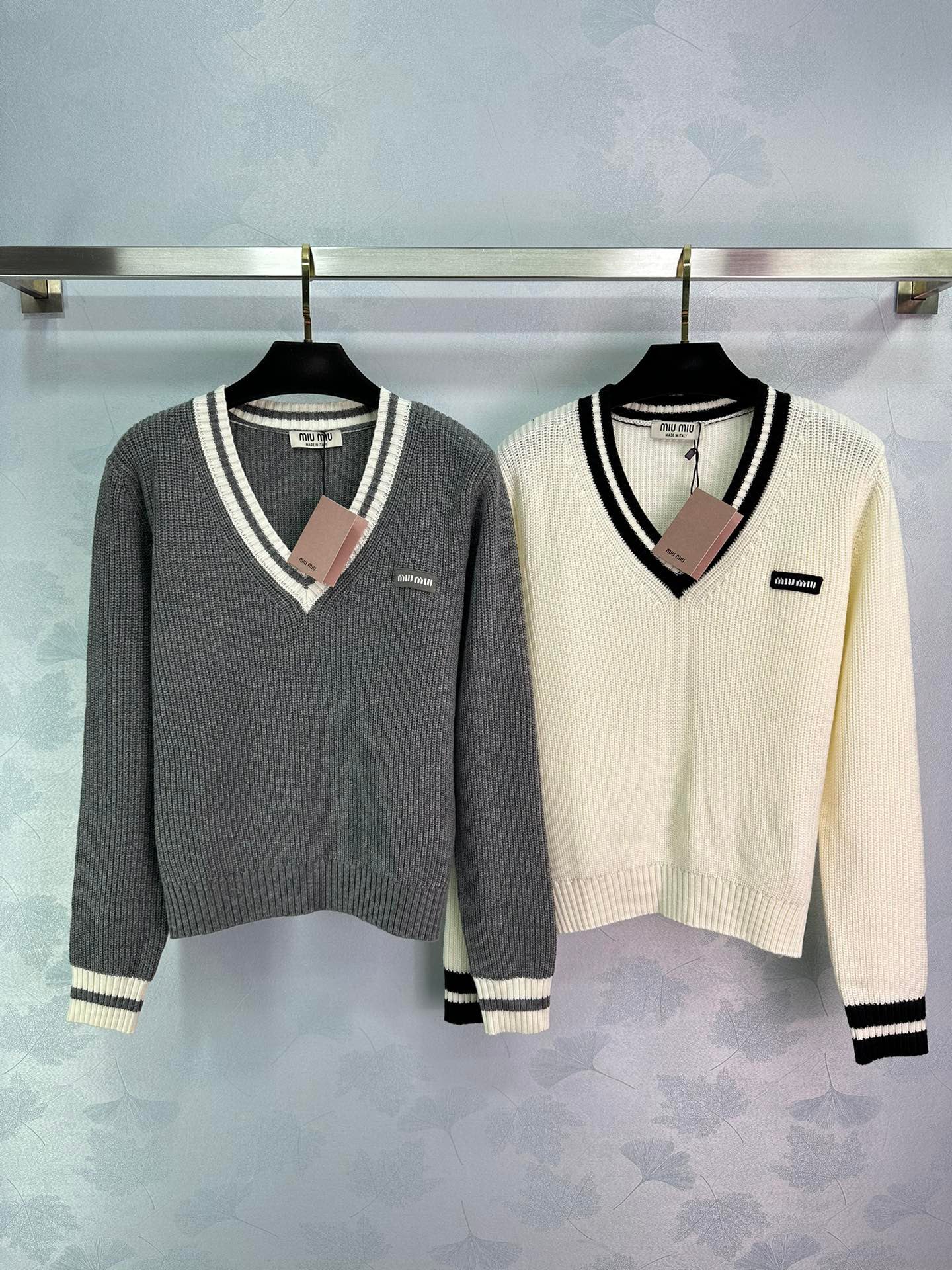 Knitted V-neck pullover sweater - Ultra-Collectible