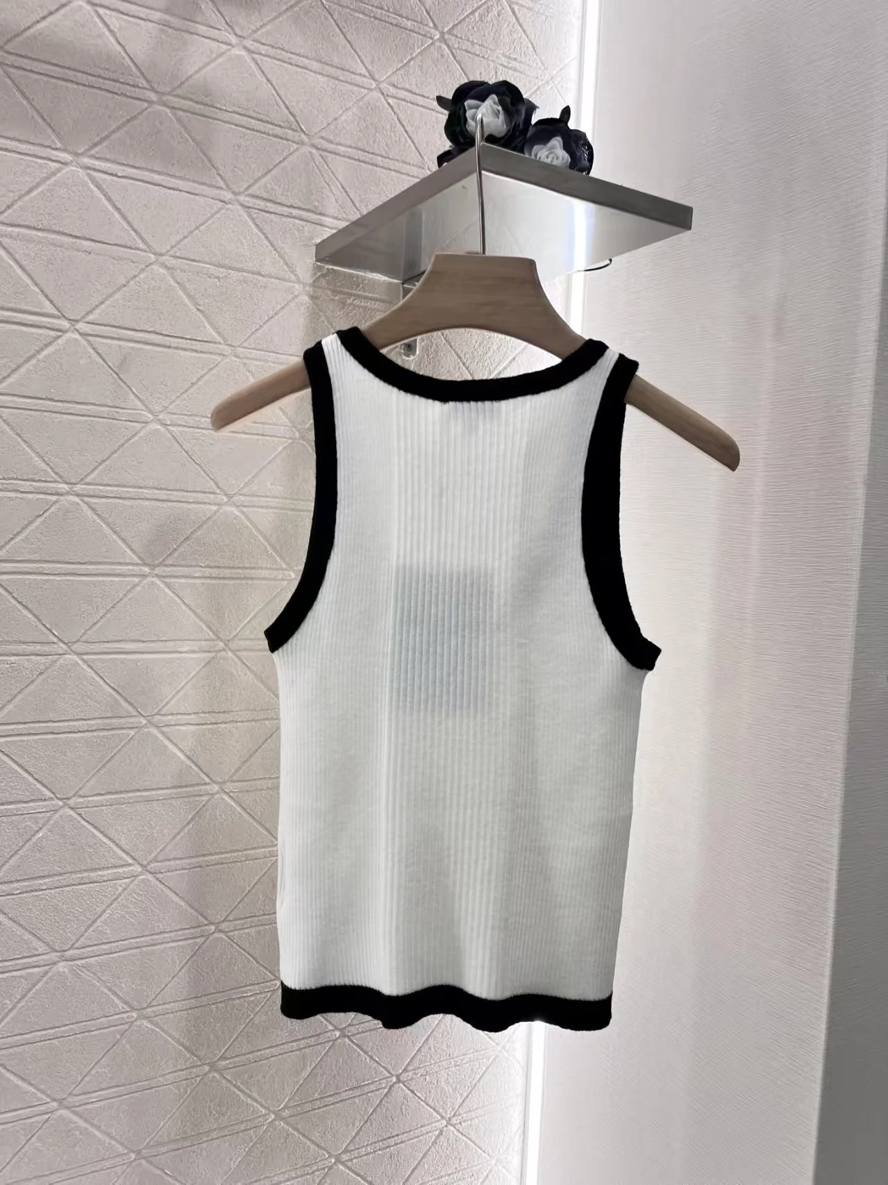 25ss Contrast-color knit vest with hem - Ultra-Collectible