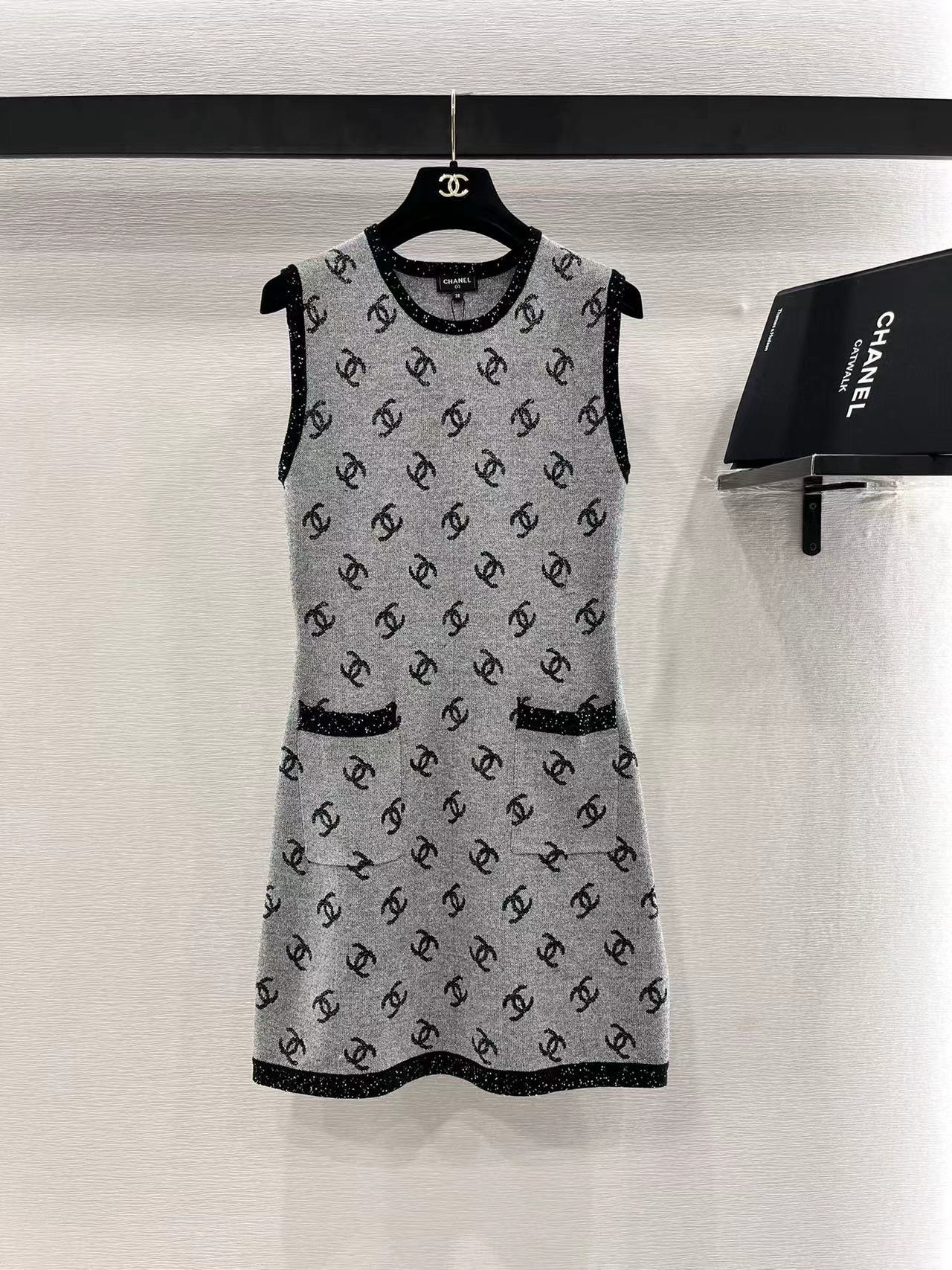 Sleeveless knitted dress - Ultra-Collectible