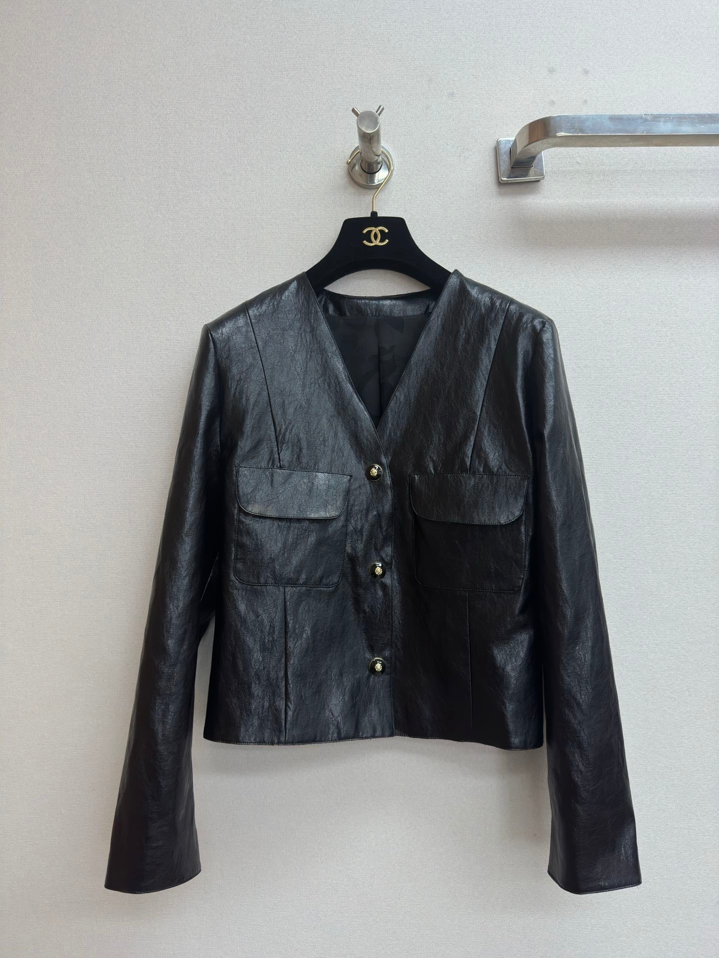 V-neck leather jacket - Ultra-Collectible