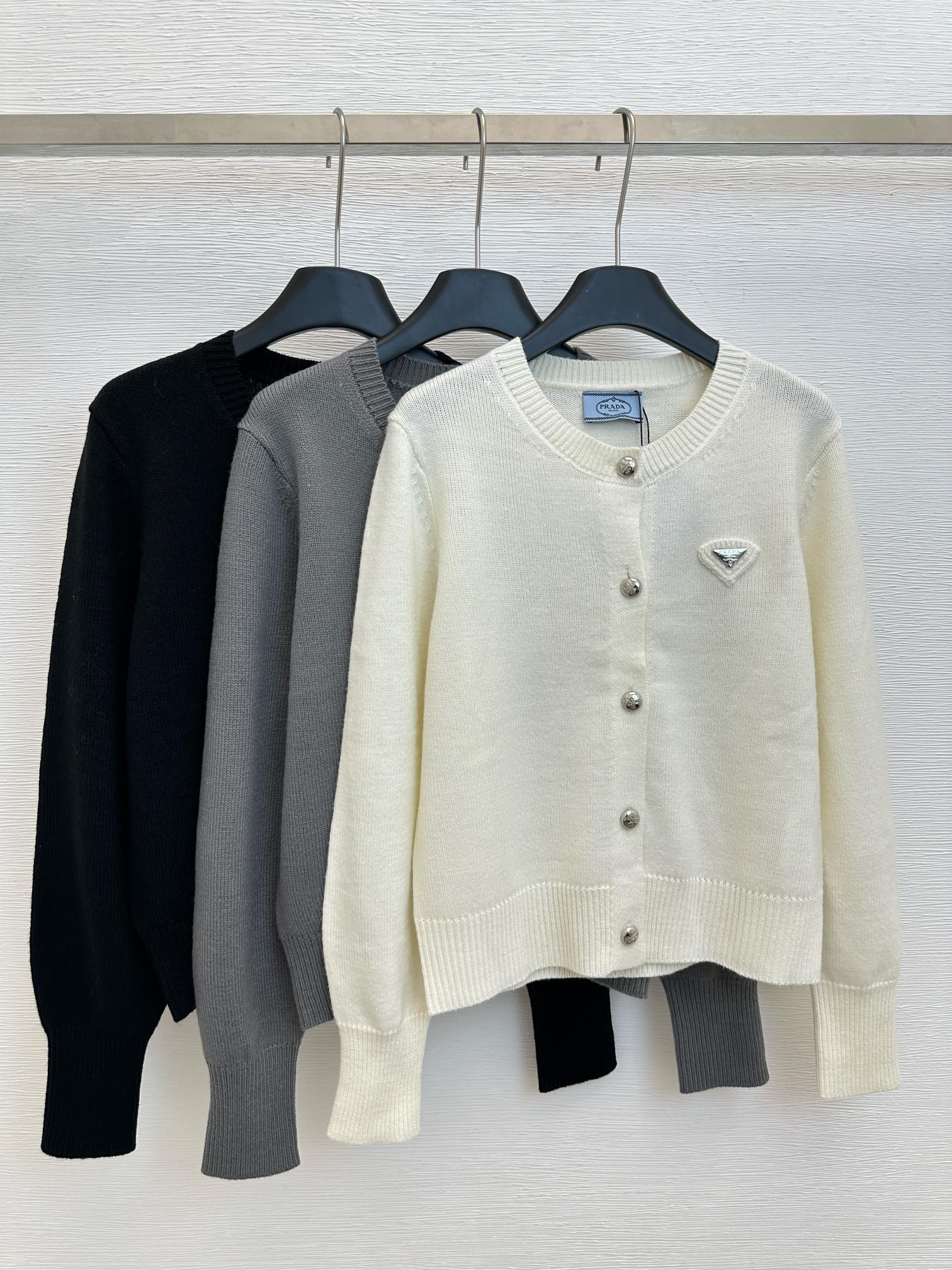 Knitted round neck long-sleeved cardigan with embroidered relief on the back - Ultra-Collectible