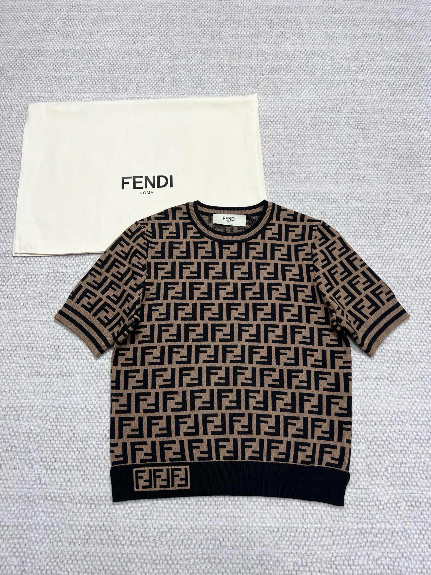 Lettering short-sleeved sweater - Ultra-Collectible