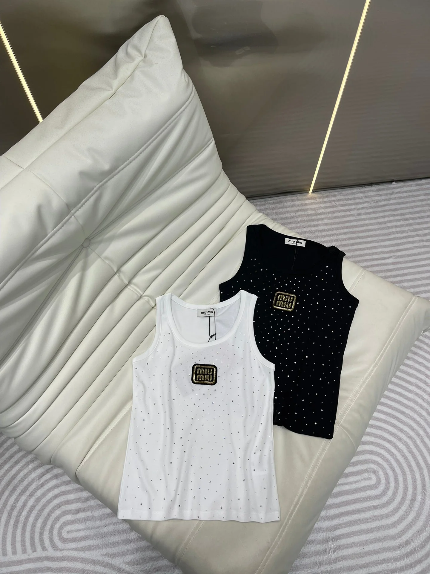 Solid color versatile fashion 𝐔 collar vest - Ultra-Collectible