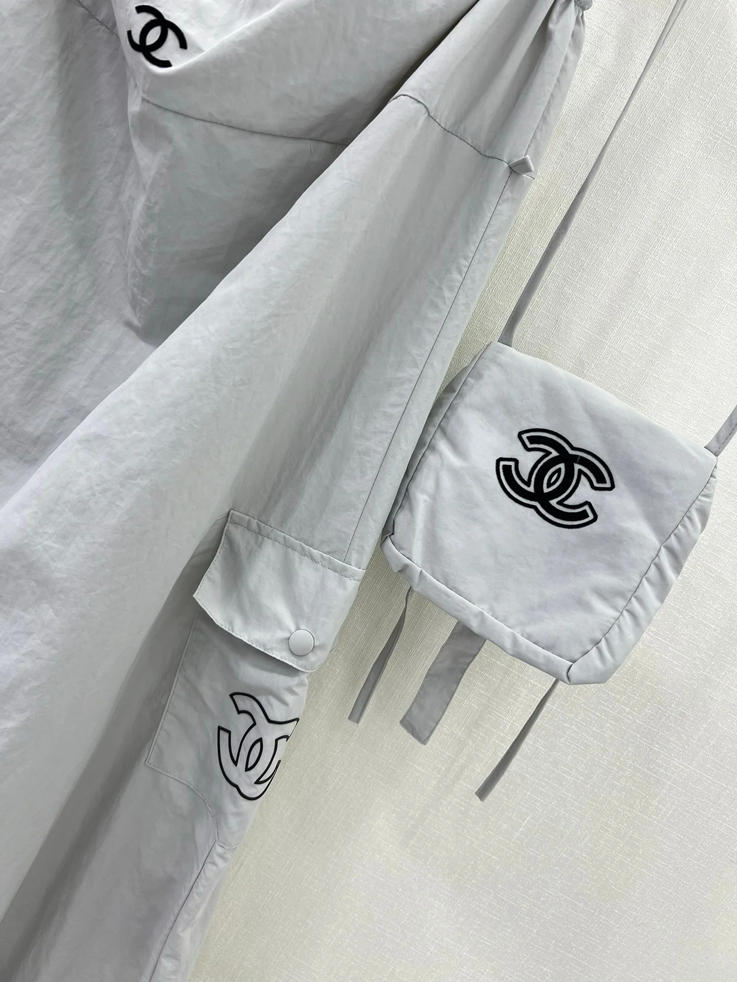 Workwear style with a small bag dress - Ultra-Collectible