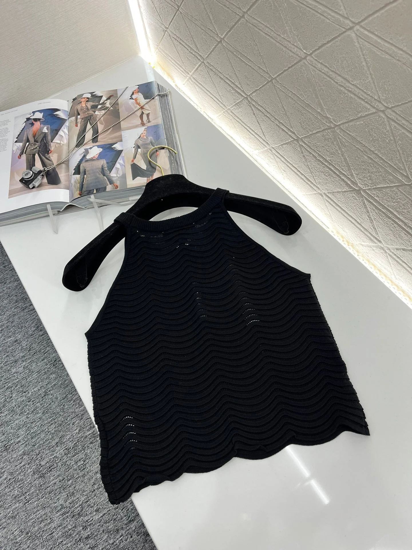 Hollow shoulder knitted vest - Ultra-Collectible