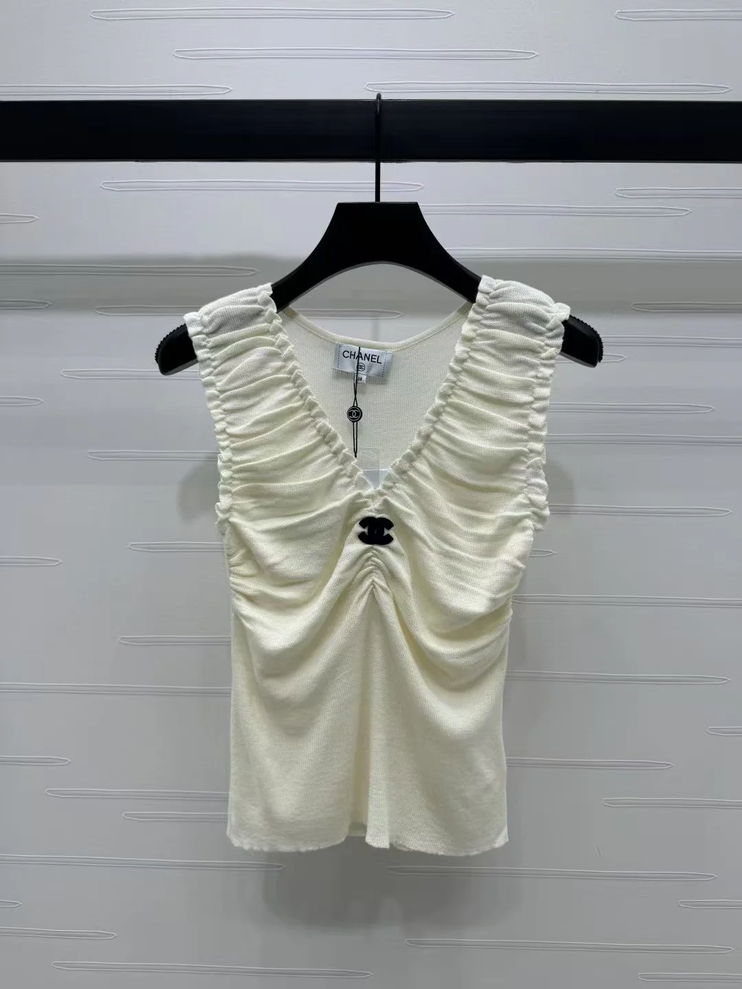 pleated v knitted vest - Ultra-Collectible