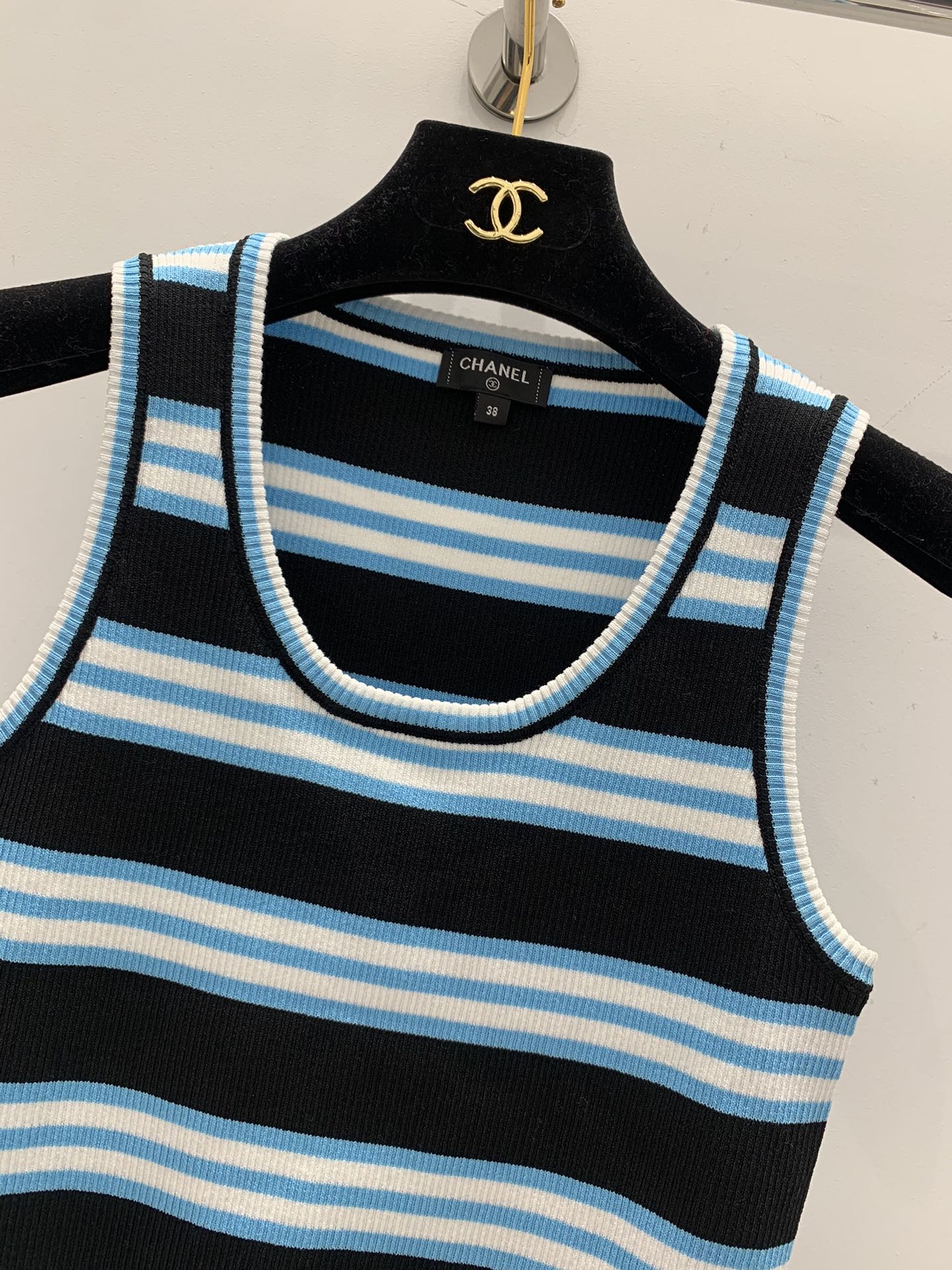 New knitted U-neck vest - Ultra-Collectible