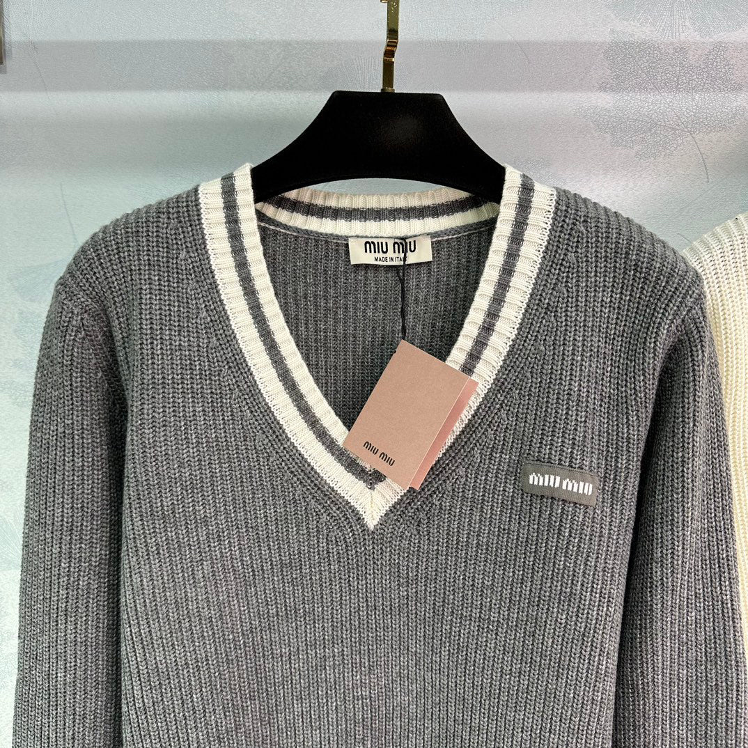 Knitted V-neck pullover sweater - Ultra-Collectible