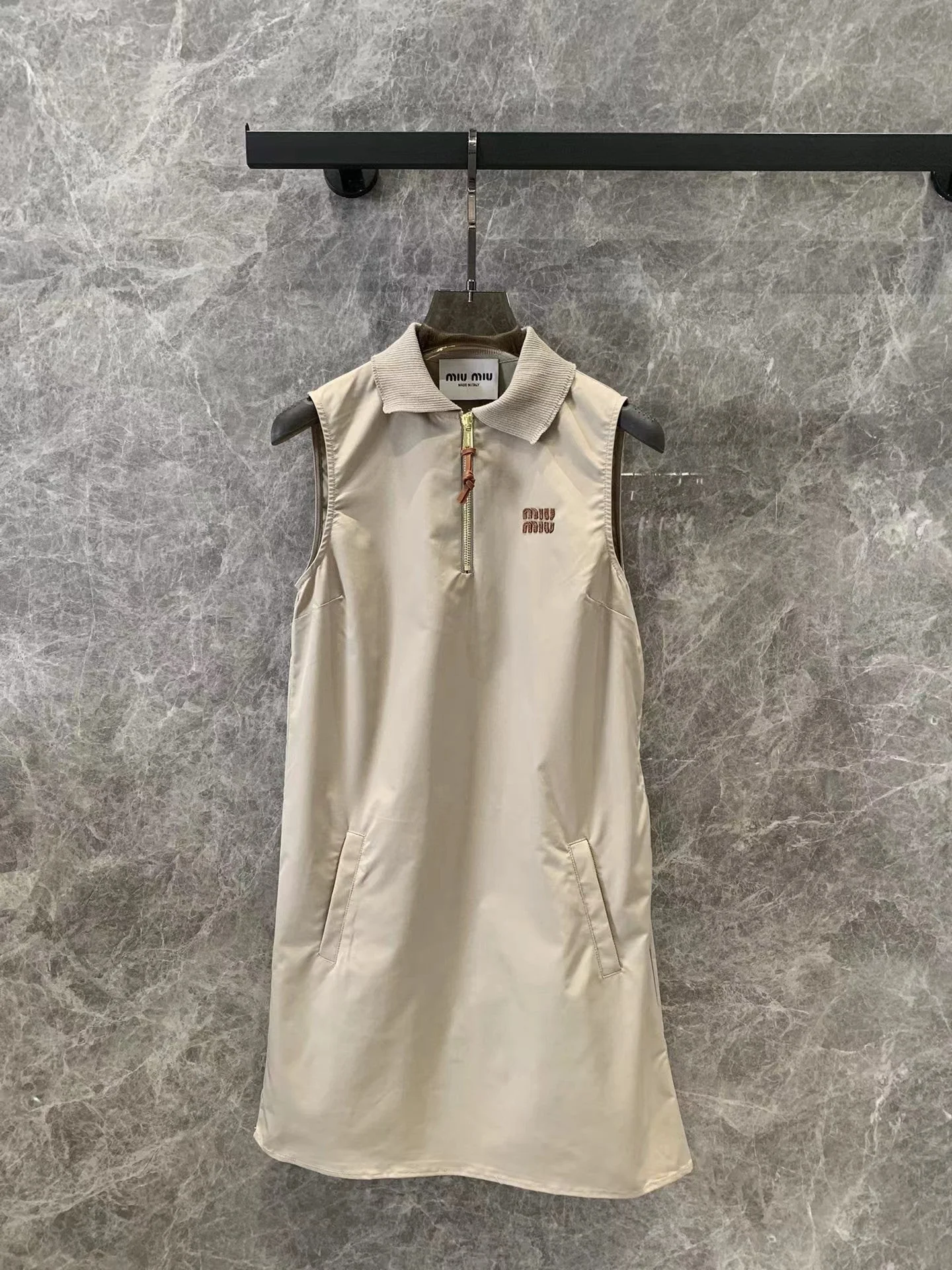 New lapel half zipper micro logo vest dress - Ultra-Collectible