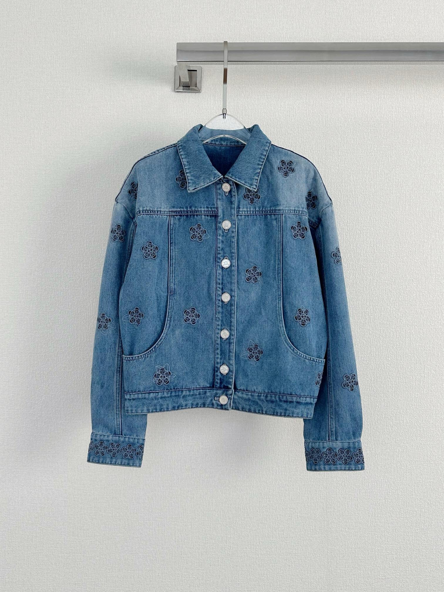 Camellia embroidered logo denim jacket - Ultra-Collectible
