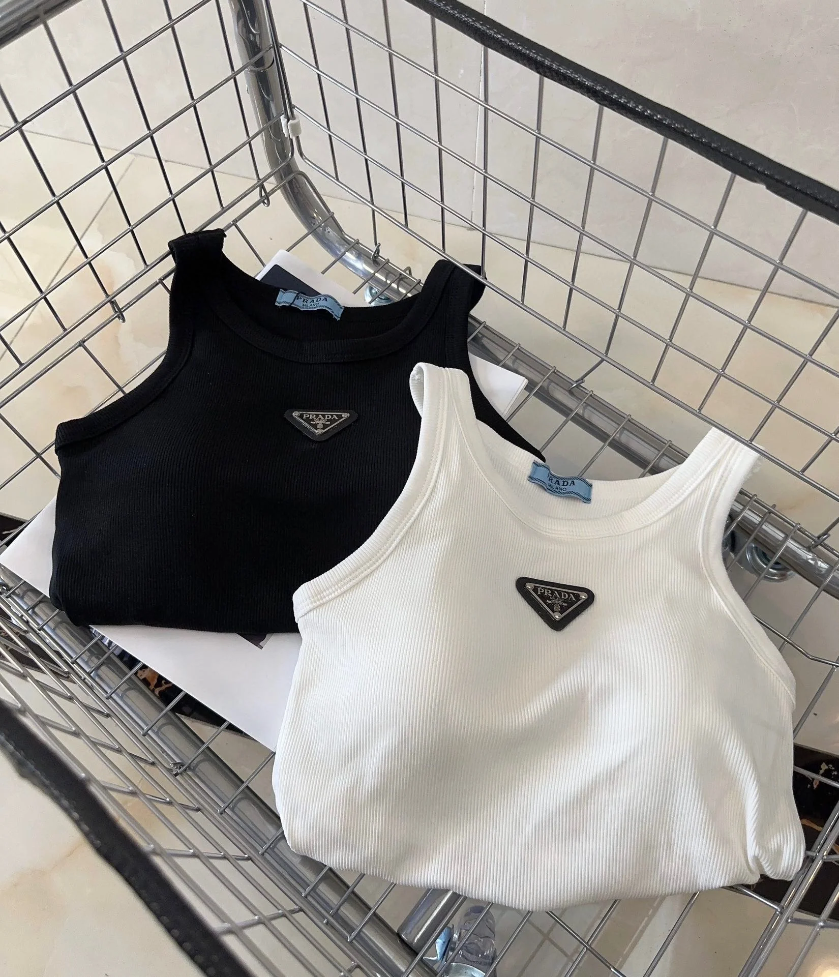 Solid color knitted vest - Ultra-Collectible