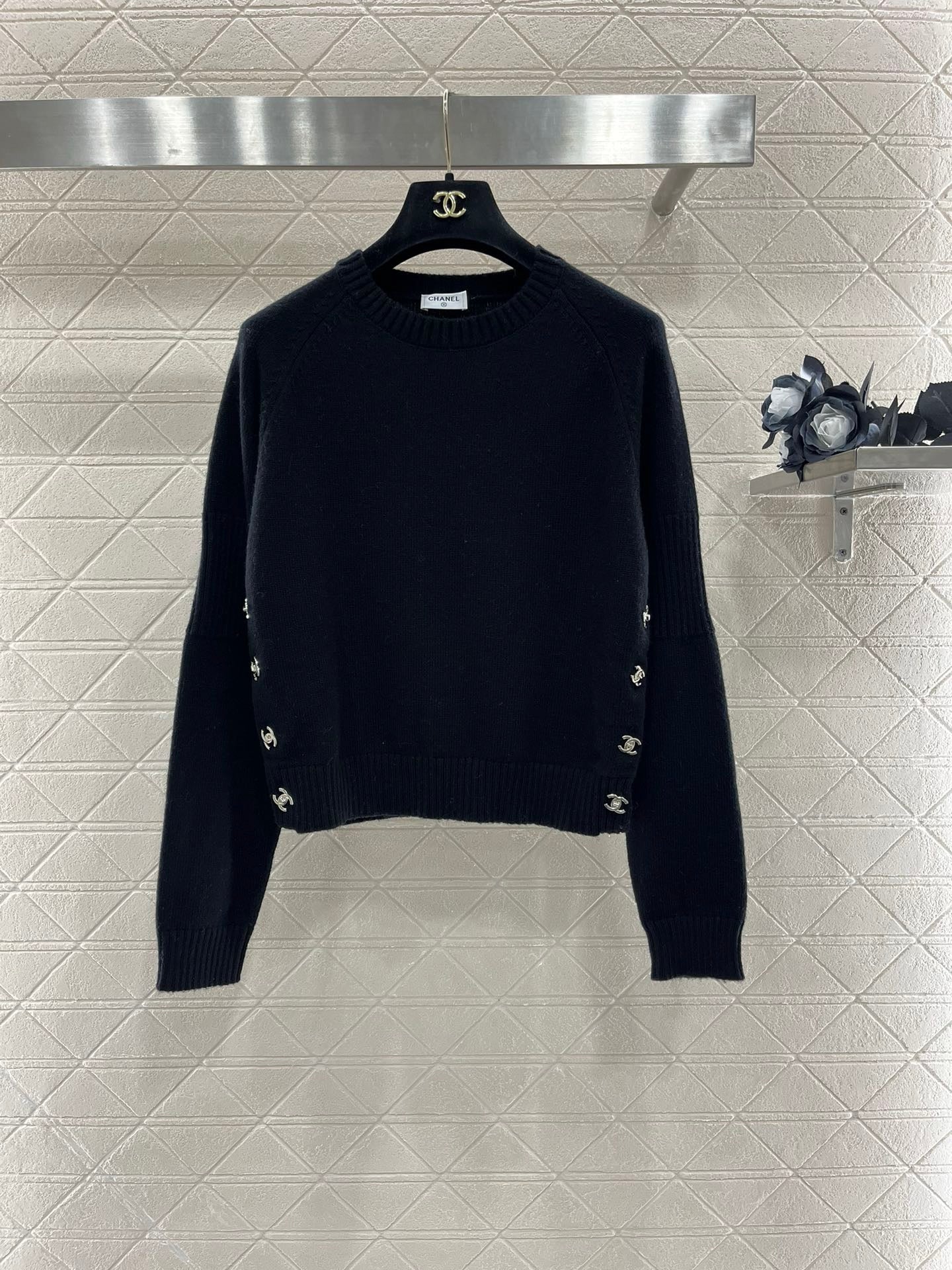 Simple style sweater - Ultra-Collectible