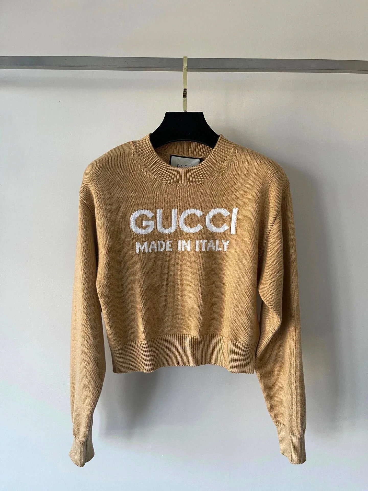 Classic and versatile knitted sweater with chest logo - Ultra-Collectible