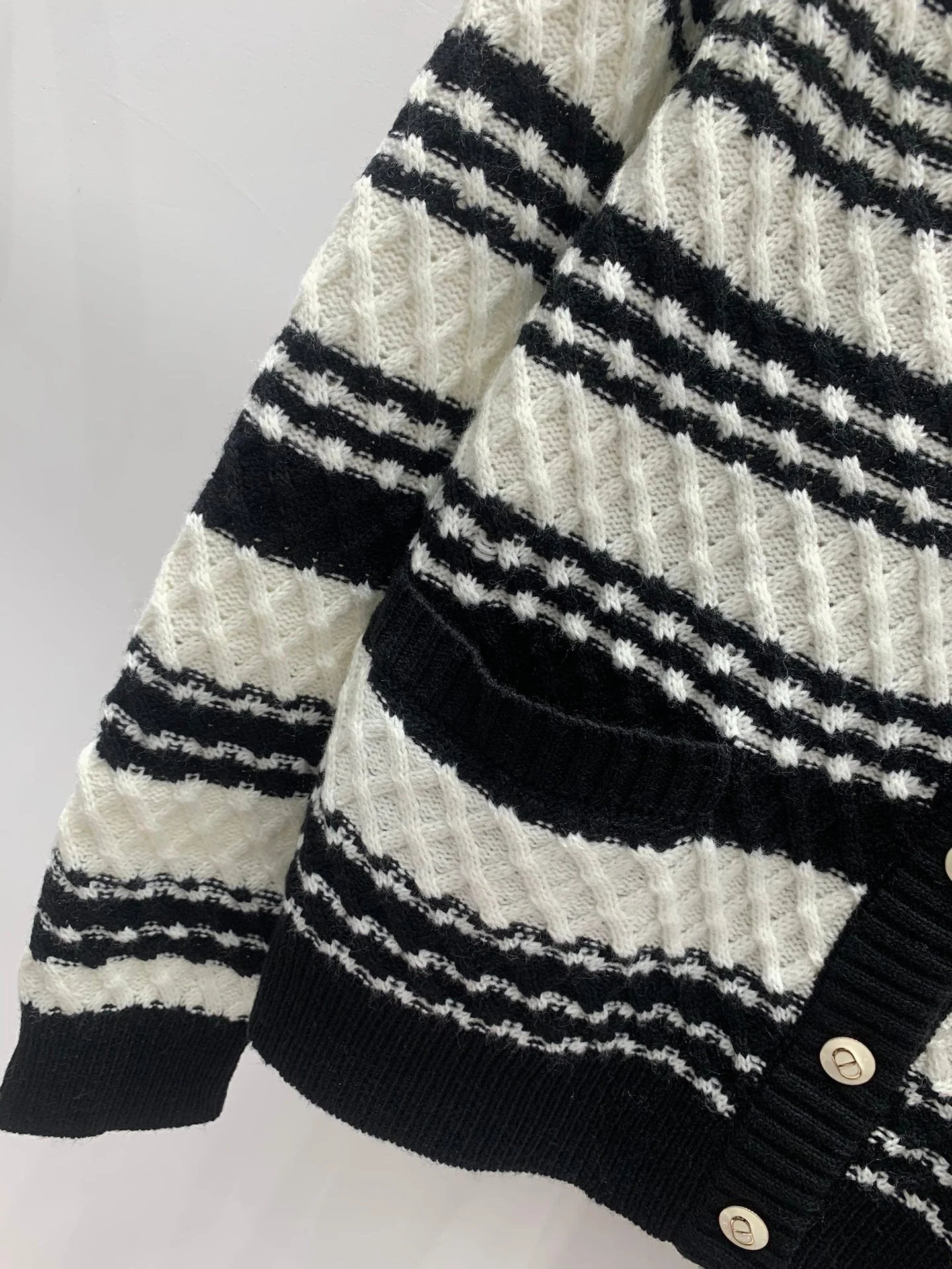 Black and white striped knitted V-neck cardigan - Ultra-Collectible