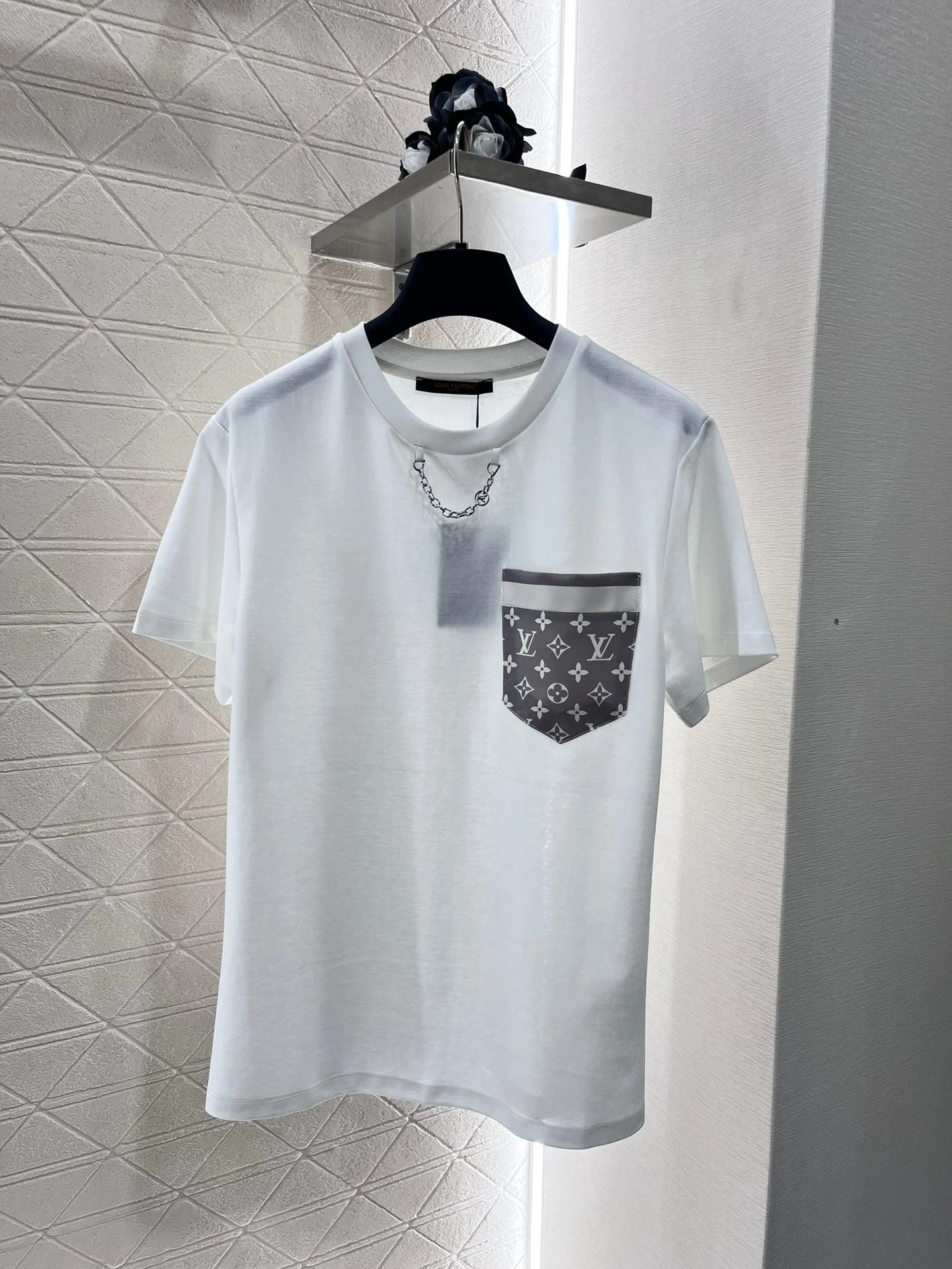 Round neck pocket chain 𝑇𝑒𝑒 - Ultra-Collectible