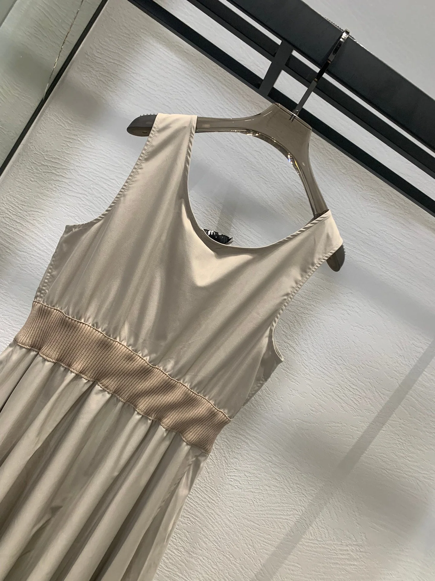 Waisted umbrella-hem sleeveless dress - Ultra-Collectible