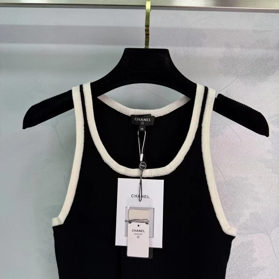 Panda color knitted vest - Ultra-Collectible