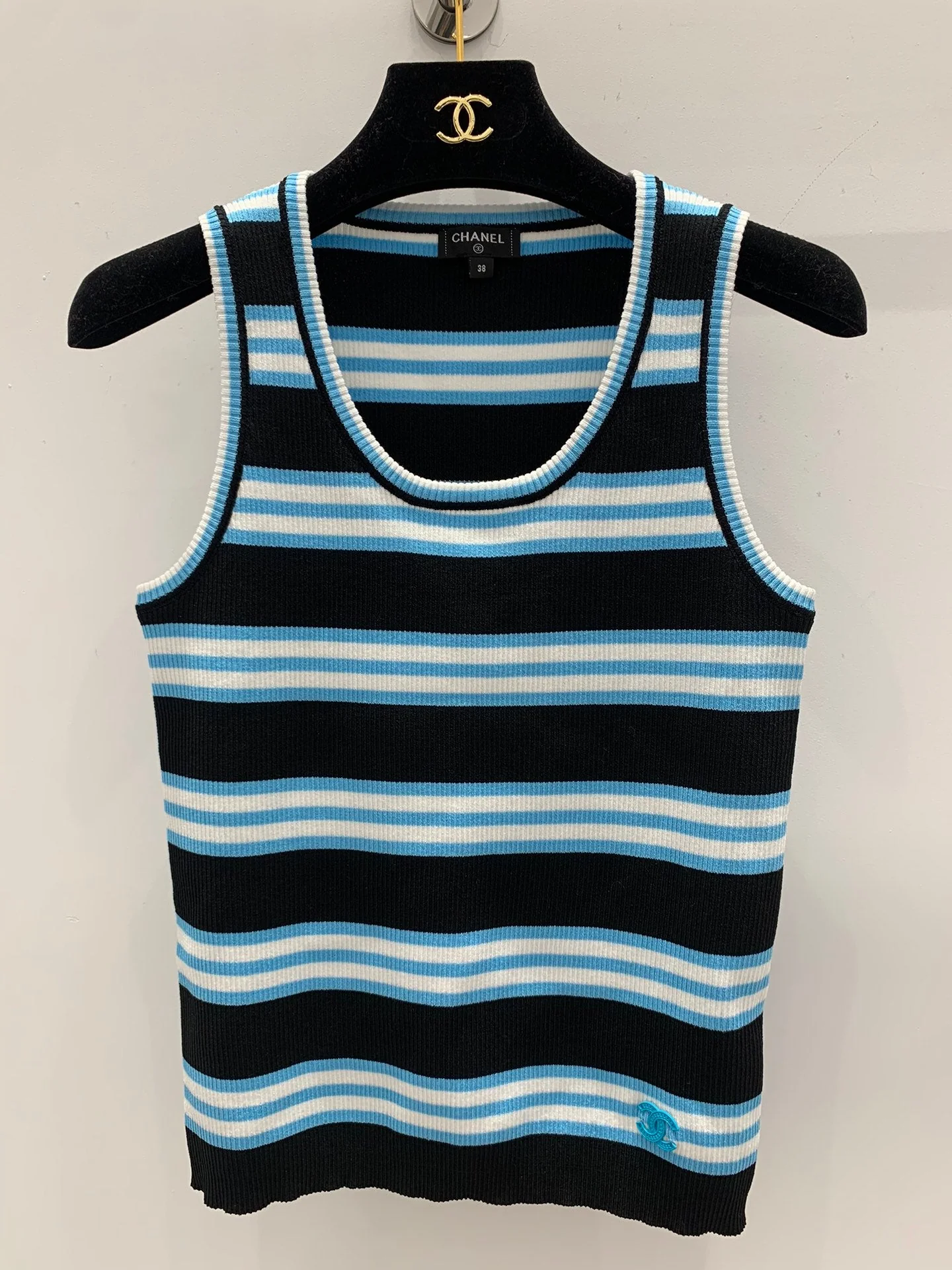 New knitted U-neck vest - Ultra-Collectible