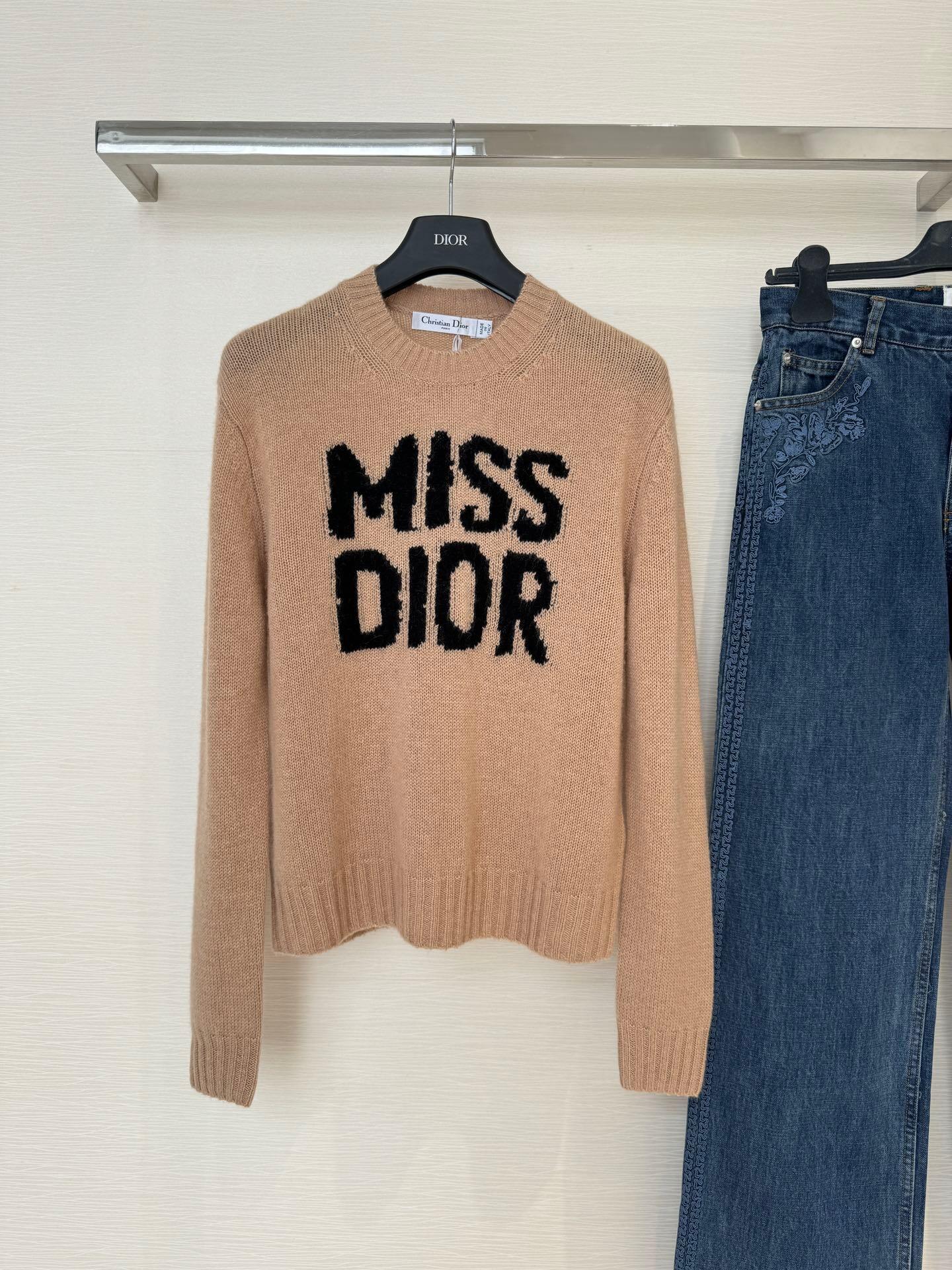 Large logo long sleeve sweater - Ultra-Collectible